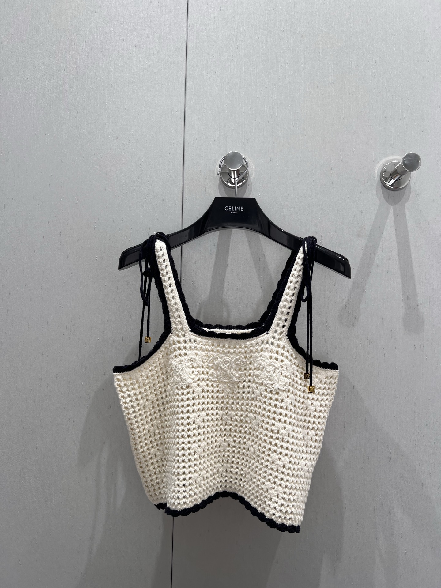 NO:422024,Support replacement Celin* 25Ss early spring new model hollow crochet knitted suspender vest丨Exclusive yb development!  High-end production!  Customized yarns, comfortable texture, with hollowed-out crochet elements as the design highlights. The details of the Arc de Triomphe on the chest add a lively atmosphere to the simple outfit. Without deliberate decoration, it can show the elegant and high-end brand tone. Regular version, smooth and inclusive, slim and fashionable!  S/M/L real photos, celine, alexander wang19860909支持换款 Celin* 25Ss早春新款 镂空钩花针织吊带背心丨独家yb开发！高版出品！定制纱线,质感舒适以镂空感的钩花元素作为设计亮点 胸前凯旋门细节更是为简易穿搭增添活泼气息 无需刻意加饰 即可彰显典雅高级的品牌调性 常规版型 流畅包容 显瘦时髦！现货发售S/M/L实拍细节图,,celine,alexander wang,Women's clothing