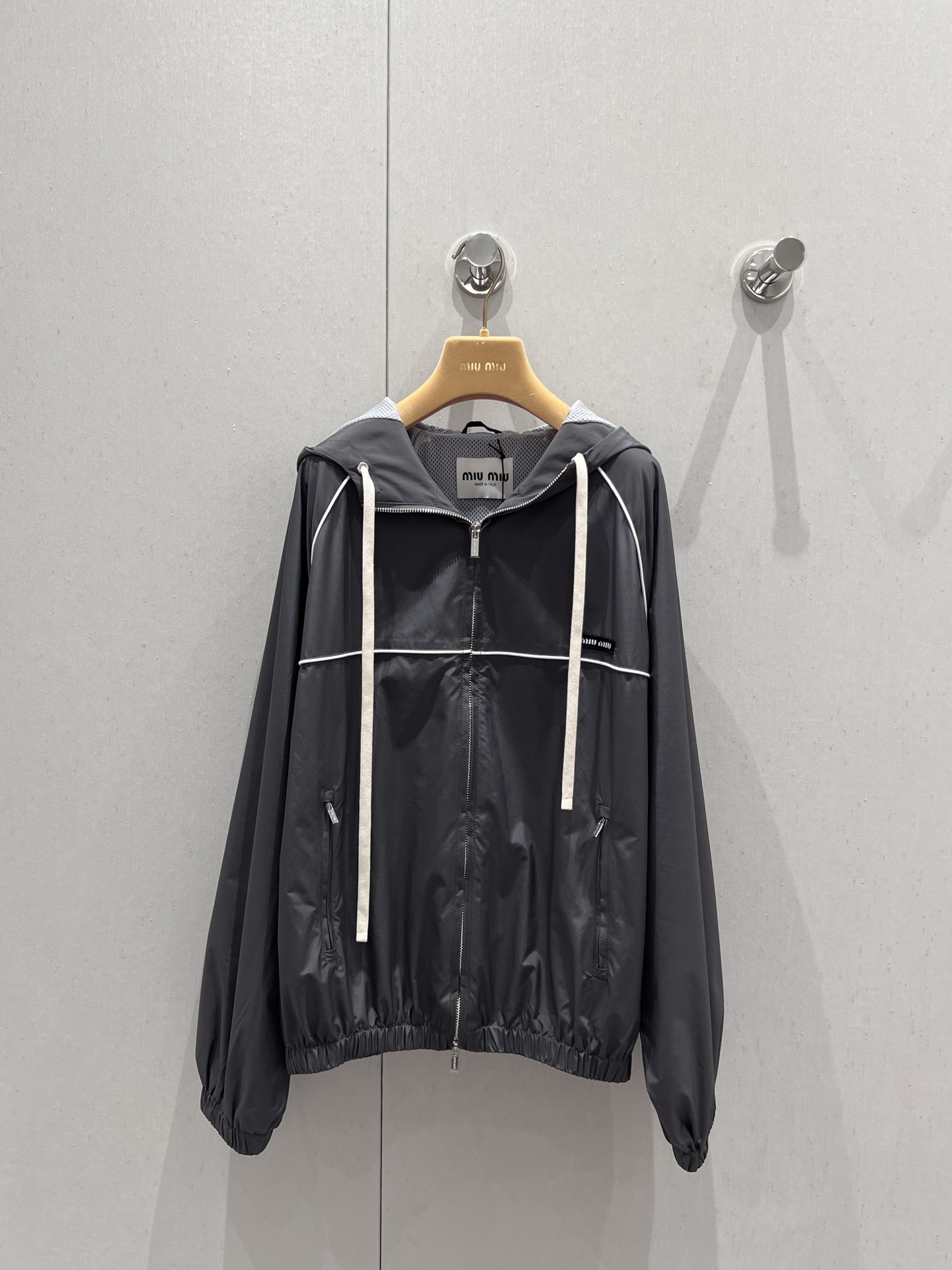 NO:415609,Support replacement Miumi* 25Ss spring and summer new style intellectual sports style sunscreen jacket | Exclusive yb development!  High-end production!  The classic hooded loose style, high-end color scheme is handsome and cool, and the customized imported memory silk fabric has a great texture. It can be sweet and salty, and the temperament is age-reducing and girlish style is versatile and not picky!  Workmanship quality depends on the details. S/M/L real photos of S/M/L are sold in stock, miumiu, jackets & coats, hats, alexander wang19860909支持换款 Miumi* 25Ss春夏新款 知识分子运动风防晒外套丨独家yb开发！高版出品！经典连帽宽松版型,高级配色帅气又拉风,定制进口记忆丝面料质感超赞.可甜可盐气质减龄少女风百搭不挑人！做工品质看细节.现货发售S/M/L实拍细节图,,miumiu,jackets & coats,hats,alexander wang,Women's clothing