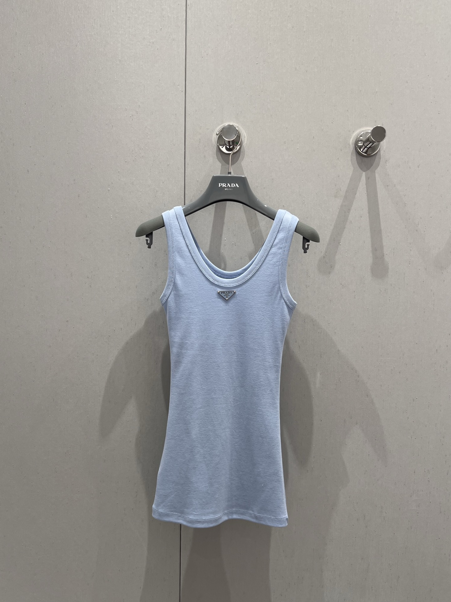 NO:412336,Support replacement Prad* 25Ss spring and summer new model, triangle elevation standard cotton vest丨Exclusive yb development!  High-end production!  The workmanship details are in place!  Imported fabrics are exquisite and invincible in texture!  The temperament of a girl with age reduction is versatile, and the classic slim fit H-style greatly reduces slimming!  Fashionable essential items. S/M/L real photos for sale in stock, prada, alexander wang19860909支持换款 Prad* 25Ss春夏新款 三角标高定纯棉背心丨独家yb开发！高版出品！版型做工细节全面到位！进口面料细腻质感无敌！减龄少女气质百搭,经典修身H版型巨减瘦！时髦必备单品.现货发售S/M/L实拍细节图,,prada,alexander wang,Women's clothing