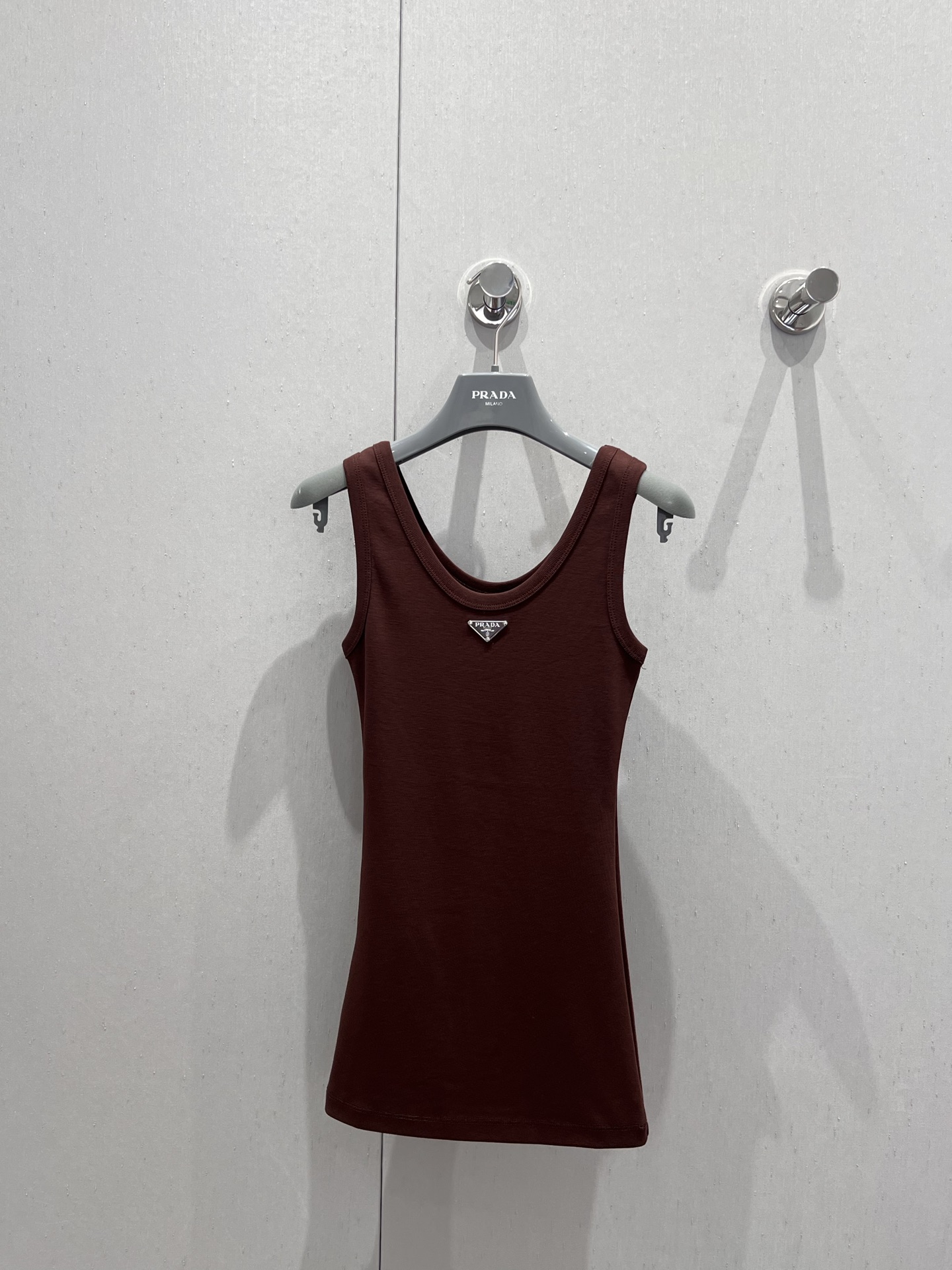 NO:412325,Support replacement Prad* 25Ss spring and summer new model, triangle elevation standard cotton vest丨Exclusive yb development!  High-end production!  The workmanship details are in place!  Imported fabrics are exquisite and invincible in texture!  The temperament of a girl with age reduction is versatile, and the classic slim fit H-style greatly reduces slimming!  Fashionable essential items. S/M/L real photos for sale in stock, prada, alexander wang19860909支持换款 Prad* 25Ss春夏新款 三角标高定纯棉背心丨独家yb开发！高版出品！版型做工细节全面到位！进口面料细腻质感无敌！减龄少女气质百搭,经典修身H版型巨减瘦！时髦必备单品.现货发售S/M/L实拍细节图,,prada,alexander wang,Women's clothing