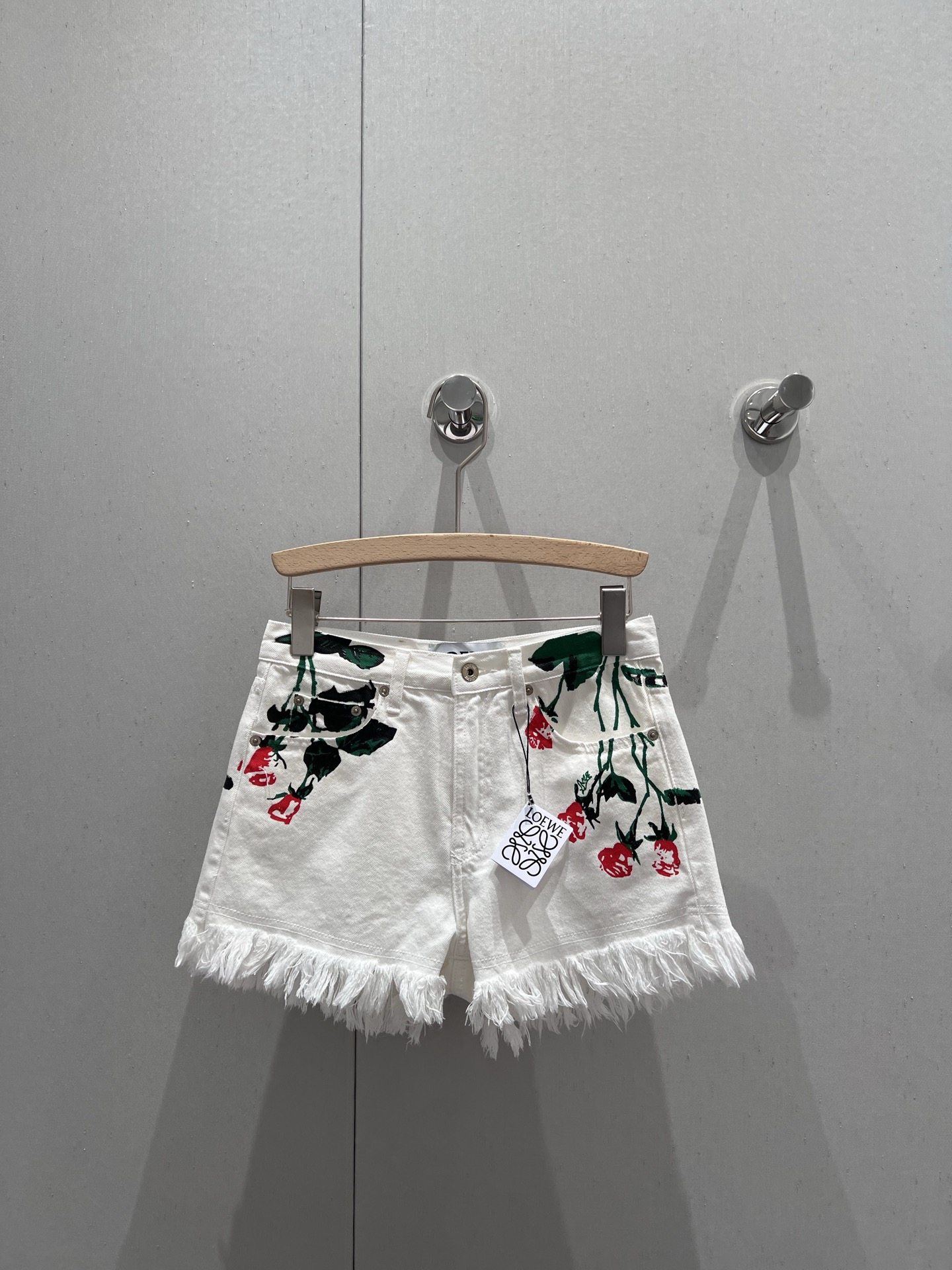 NO:332872,Support replacement Loew* 25ss Spring and Summer New Style Rose Printed White Denim Shorts | Exclusive high-end production!  The upper body on the street can easily create an atmosphere, with an absolute turnover rate of 100%. It uses organic cotton denim fabric, rose print   hem flow design, straight slimming style, slimming and legs, versatile tool, not picky for people to wear, can be used for any body shape, S/M/L real-life details pictures, loewe, shorts, alexander wang19860909支持换款 Loew* 25ss春夏新款 玫瑰花印花白色牛仔短裤丨独家高版出品！出街上身轻松营造氛围感 绝对回头率百分百 采用有机棉牛仔面料 玫瑰花印花 下摆流须设计 直筒显瘦版型 显瘦显腿长 百搭利器 不挑人穿 任何身形都可驾驭 现货发售S/M/L实拍细节图,,loewe,shorts,alexander wang,Women's clothing