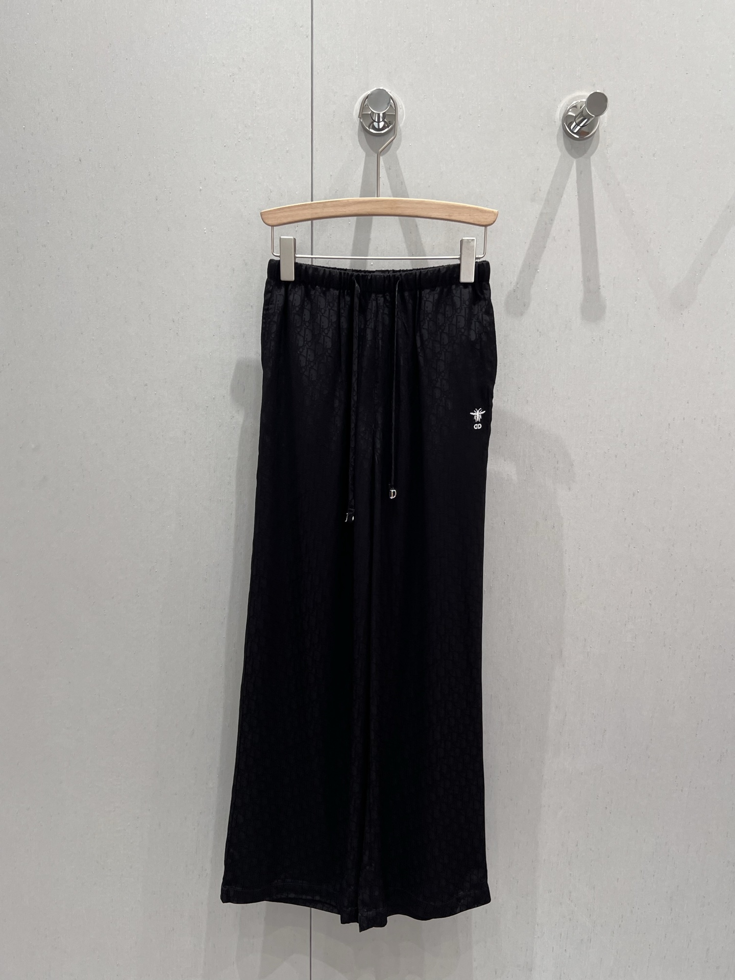 NO:332398,Batch Dio* 25Ss Spring and Summer New Style Drawstring Bee Embroidered Casual Trousers | Exclusive High-end Production!  Customized fabrics show a sense of high-end and casualness. A visual feast. A versatile item that must be bought in all seasons. It has a great texture and is full of lazy style. The goddess must be a magical tool!  The style is versatile and not picky. It stretches the line proportions and makes the upper body beautiful!  The quality of workmanship depends on the details!  S/M/L,dior,alexander wang19860909批 Dio* 25Ss春夏新款 抽绳蜜蜂刺绣休闲长裤丨独家高版出品！定制面料尽显高级随意感 视觉盛宴 四季必入的百搭单品,质感巨好,慵懒范儿十足 女神必入神器！版型百搭不挑人 拉长线条比例 上身美的不要不要的！做工品质看细节！现货发售S/M/L,,dior,alexander wang,Women's clothing