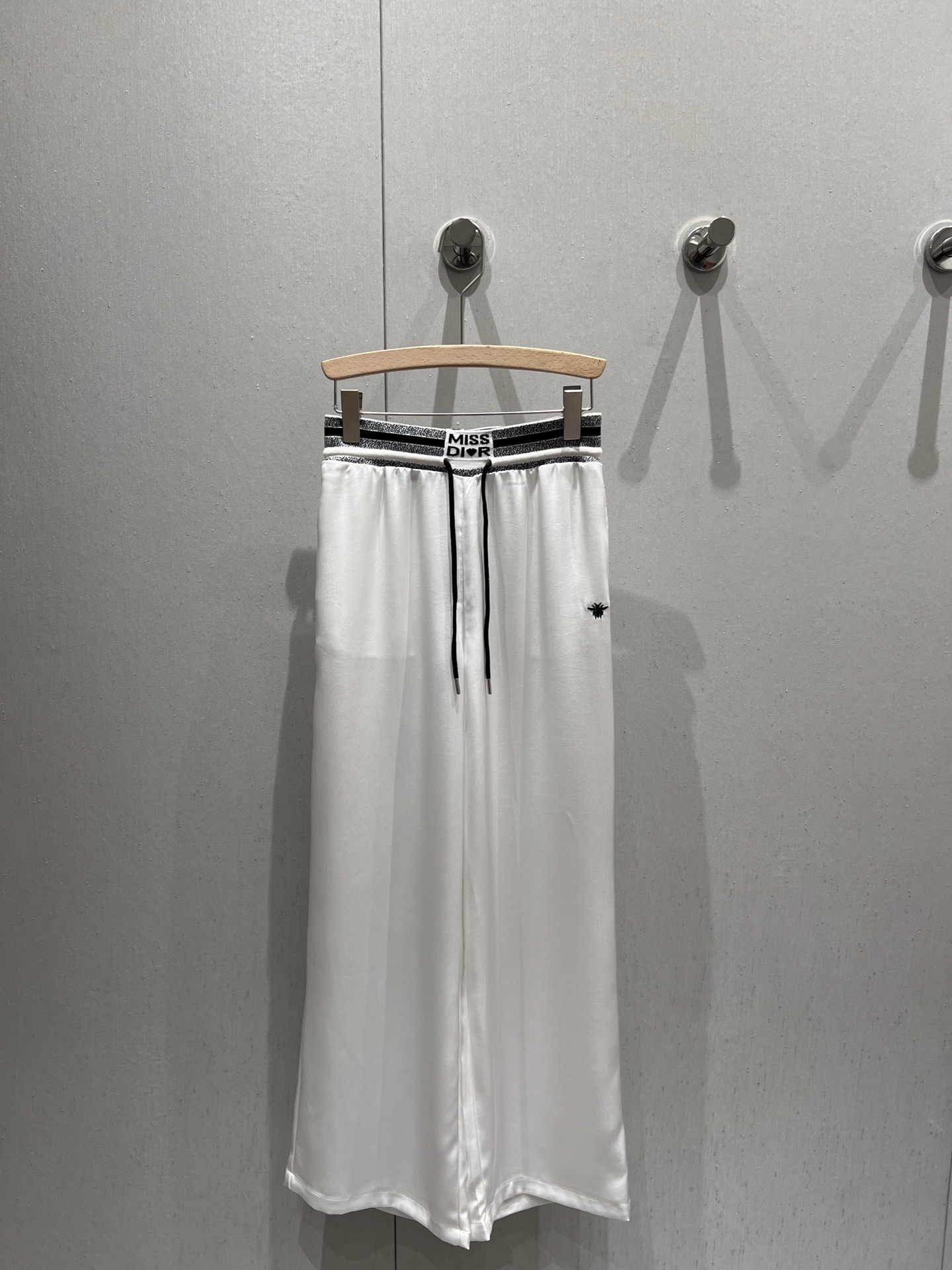 NO:332867,Supports replacement of Dio* 25ss Spring and Summer New miss webbing casual trousers | Exclusive high-end production!  The goddess must be a magical tool!  Customized fabrics show a sense of high-end and casualness. Visual feast. A versatile item that must be bought in all seasons. The style is versatile and not picky. The lengthening of the line ratio is not bad. The upper body is beautiful!  Details of workmanship quality, real-life details of S/M/L on sale, dior, alexander wang19860909支持换款Dio* 25ss春夏新款 miss织带休闲长裤丨独家高版出品！女神必入神器！定制面料尽显高级随意感 视觉盛宴 四季必入的百搭单品 版型百搭不挑人 拉长线条比例 上身美的不要不要的！做工品质看细节 现货发售S/M/L实拍细节图,,dior,alexander wang,Women's clothing