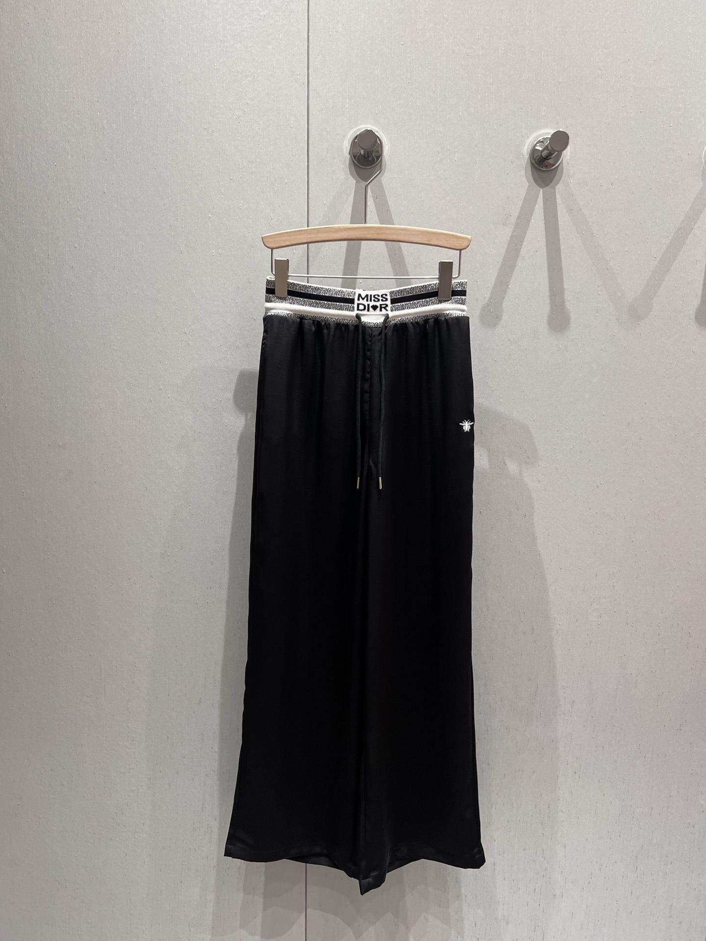 NO:332870,Support replacement Dio* 25ss Spring and Summer New miss webbing casual trousers | Exclusive high-end production!  The goddess must be a magical tool!  Customized fabrics show a sense of high-end and casualness. Visual feast. A versatile item that must be bought in all seasons. The style is versatile and not picky. The lengthening of the line ratio is not bad. The upper body is beautiful!  Details of workmanship quality, real-life details of S/M/L on sale, dior, alexander wang19860909支持换款 Dio* 25ss春夏新款 miss织带休闲长裤丨独家高版出品！女神必入神器！定制面料尽显高级随意感 视觉盛宴 四季必入的百搭单品 版型百搭不挑人 拉长线条比例 上身美的不要不要的！做工品质看细节 现货发售S/M/L实拍细节图,,dior,alexander wang,Women's clothing