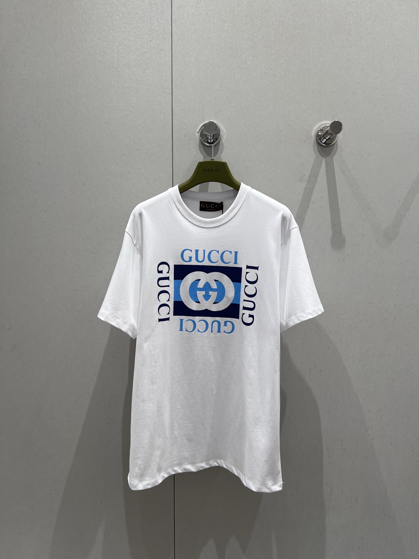 NO:333734,Support replacement Gucc*25SS spring and summer new product, square G printed short-sleeved round-neck T-shirt, who can refuse a high-value short-sleeved T-shirt!  You will know that I must have it in my wardrobe after getting it!  Clean and refreshing printed design, the small round neck design is simple and easy to wear, and it attracts attention when walking on the street!  Big recommendation!  The quality of workmanship depends on the details!  S/M/L real photos, gucci, T-shirt, tees, t-shirt, alexander wang19860909支持换款 Gucc*25SS春夏新品 方块G印花短袖圆领T恤 谁能拒绝一件高颜值短袖T恤呢！这种拿到手就知道我的衣柜一定要拥有它！干净清爽的印花设计 小圆领设计简洁好穿 走在街上吸睛度满分！重磅推荐！做工品质看细节！现货发售S/M/L实拍细节图,,gucci,T-shirt,tees，t-shirt,alexander wang,Women's clothing