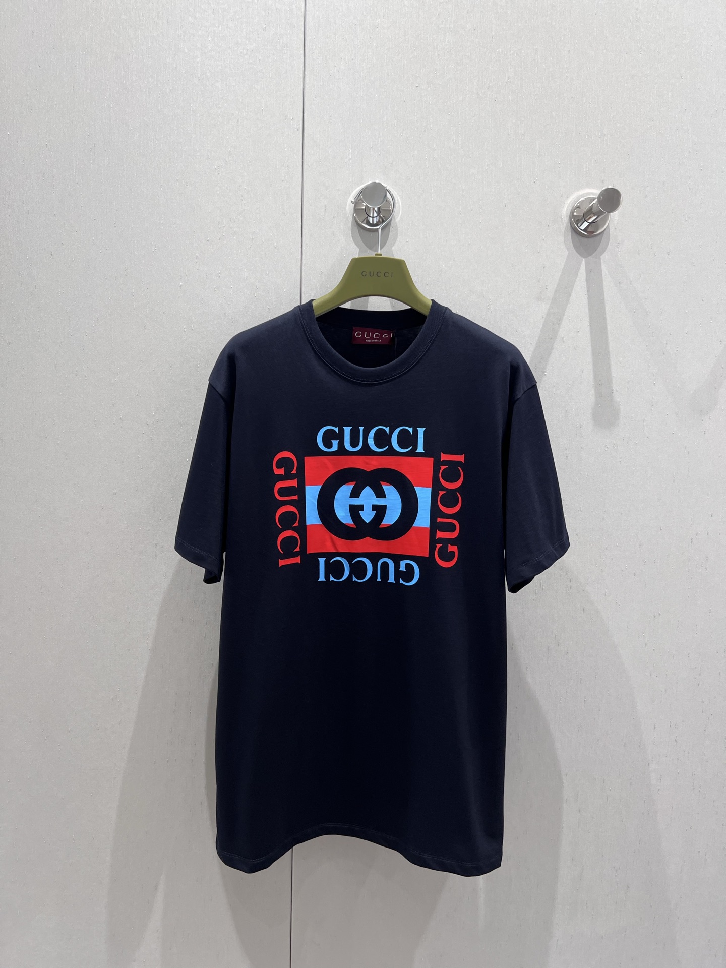 NO:333730,Support replacement Gucc*25SS spring and summer new product, square G printed short-sleeved round-neck T-shirt, who can refuse a high-value short-sleeved T-shirt!  You will know that I must have it in my wardrobe after getting it!  Clean and refreshing printed design, the small round neck design is simple and easy to wear, and it attracts attention when walking on the street!  Big recommendation!  The quality of workmanship depends on the details!  S/M/L real photos, gucci, T-shirt, tees, t-shirt, alexander wang19860909支持换款 Gucc*25SS春夏新品 方块G印花短袖圆领T恤 谁能拒绝一件高颜值短袖T恤呢！这种拿到手就知道我的衣柜一定要拥有它！干净清爽的印花设计 小圆领设计简洁好穿 走在街上吸睛度满分！重磅推荐！做工品质看细节！现货发售S/M/L实拍细节图,,gucci,T-shirt,tees，t-shirt,alexander wang,Women's clothing