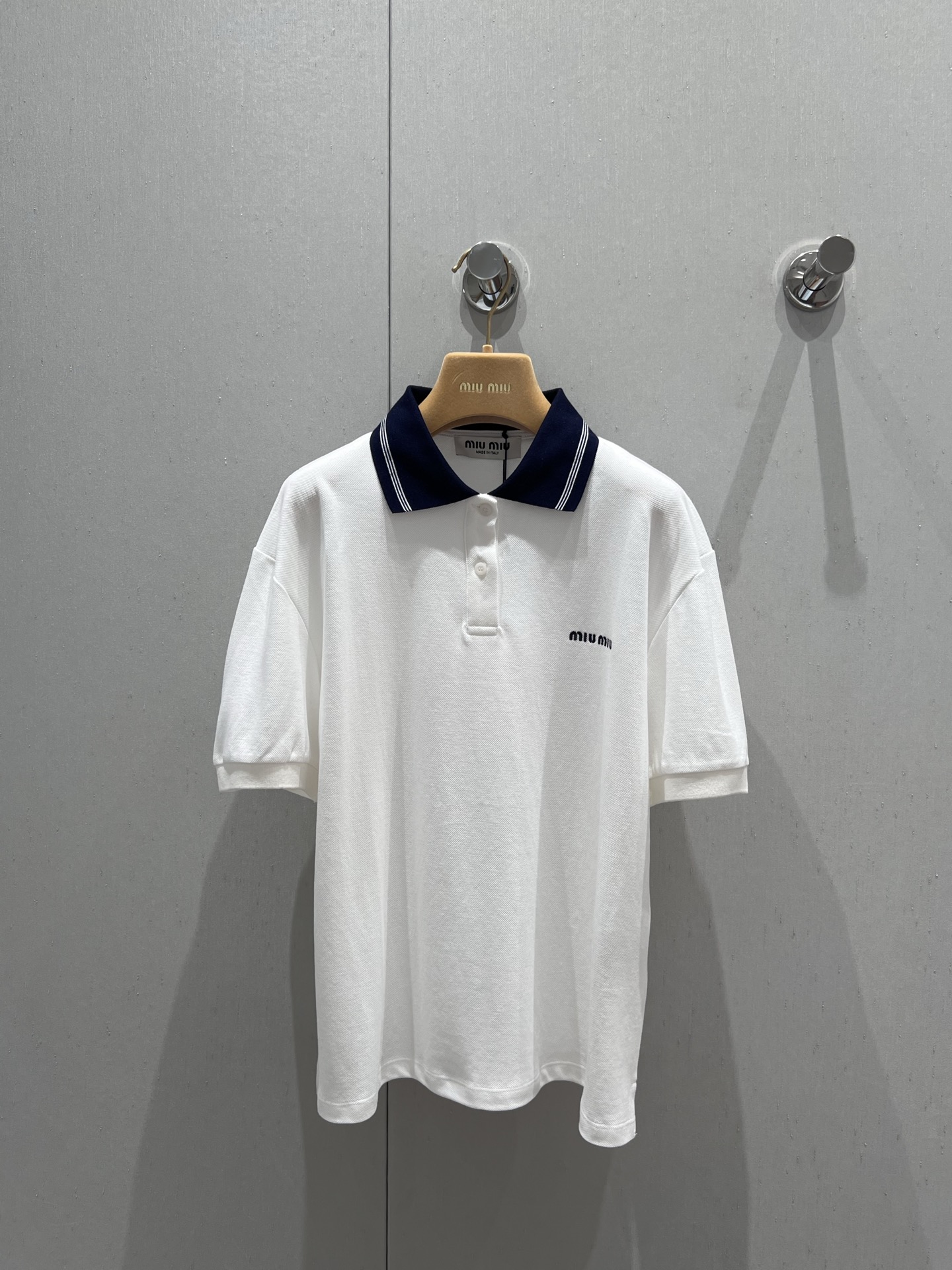 NO:335473,Support the replacement of Miumi* 25Ss spring and summer new style intellectual fashionable style knitted collar polo short-sleeved top丨Exclusive high-end product!  Custom imported high-density double-strand pearl-ground pure cotton fabric is breathable and comfortable. The casual H-style upper body is amazing!  Retro style sweet girl outfit!  The embroidered letter logo is low-key and luxurious!  The imported pure cotton fabric has a great texture. It can be sweet and salty, and it is versatile and not picky!  Workmanship quality depends on the details. S/M/L real photos of S/M/L are sold in stock, miumiu, T-shirt, alexander wang19860909支持换款 Miumi* 25Ss春夏新款 知识分子时髦风针织领polo短袖上衣丨独家高版出品！定制进口高密双股珠地纯棉面料透气舒适.休闲H版型上身绝绝子！复古风甜妹穿搭！刺绣字母logo低调奢华！进口纯棉面料质感超赞.可甜可盐版型百搭不挑人！做工品质看细节.现货发售S/M/L实拍细节图,,miumiu,T-shirt,alexander wang,Women's clothing