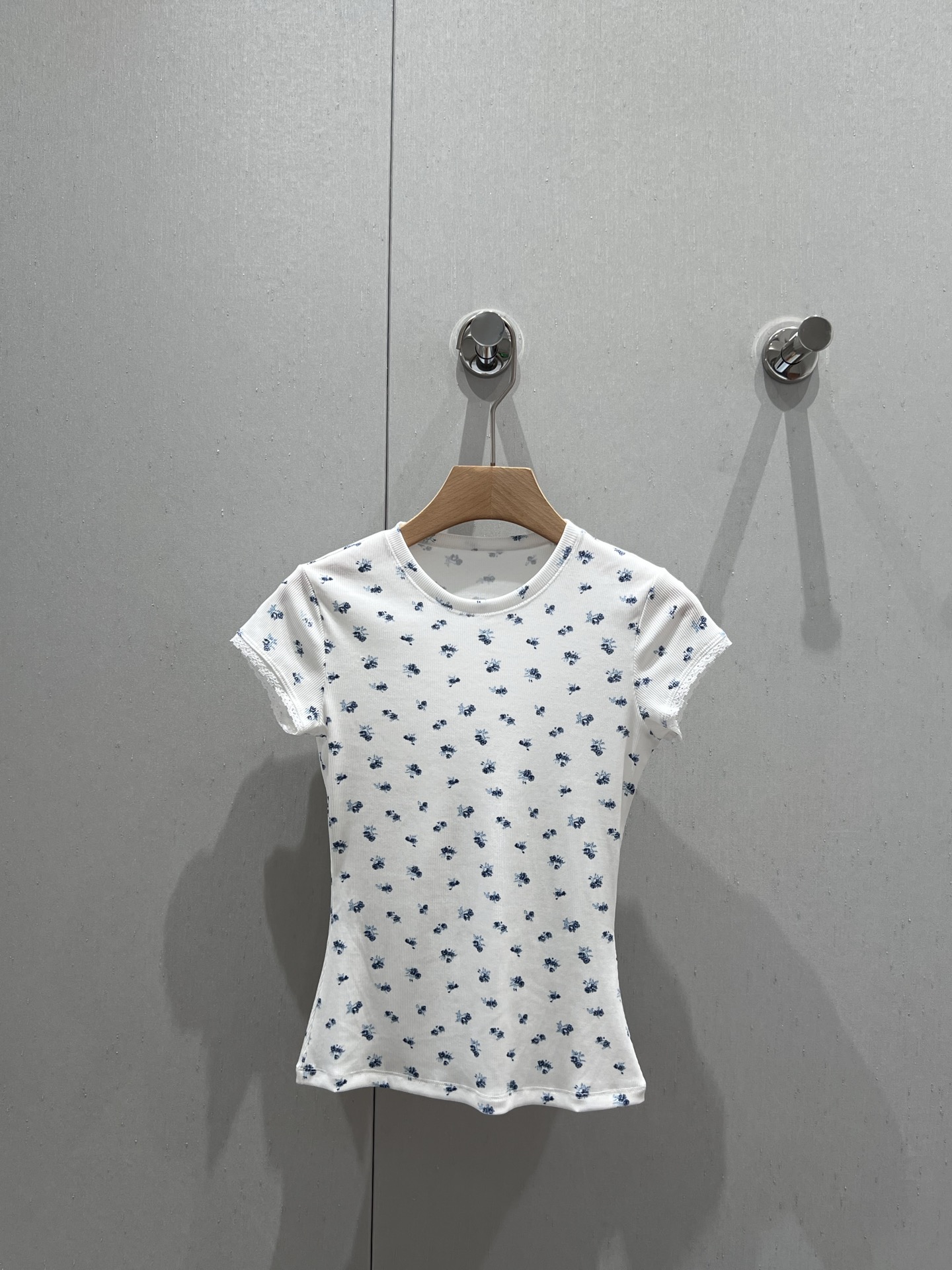 NO:335519,Support replacement Skim* 25Ss spring and summer new style, cuff lace lace floral slim short-sleeved T-shirt | Exclusive high-end production!  Love the whole thing!  Soft and skin-friendly cotton blend fabric, it is very comfortable to wear with close body, and you can design details at home and hide small surprises. The floral elements are the soul. Retro and romantic, no matter how you wear it, it can easily become the focus of the crowd. S/M/L real-life details pictures are on sale in stock, T-shirt, tees, t-shirt, alexander wang19860909支持换款 Skim* 25Ss春夏新款 袖口蕾丝花边碎花修身短袖T恤丨独家高版出品！一整个爱住！柔软又亲肤的棉质混纺面料,贴身穿超舒服,户外居家都可以设计细节藏着小惊喜碎花元素是灵魂所在,复古又浪漫不管怎么穿,都能轻松成为人群中的焦点 现货发售S/M/L实拍细节图,,T-shirt,tees，t-shirt,alexander wang,Women's clothing