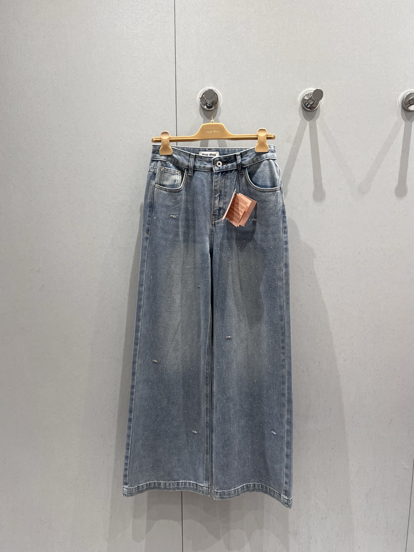 NO:331712,Miumi* 25Ss spring and summer new style, front iron diamond straight wide-leg jeans | Exclusive high-end production!  Customized wash cotton denim cotton fabric, soft and skin-friendly, can be used for any body shape. The front-facing full diamond   diamond heavy industry technology is used to fully recognize the recognition, and the upper body becomes a wealthy daughter in seconds, fashionable and elegant!  Three-dimensional trouser, slimming and long legs, customized hardware accessories, full of texture ~ S/M/L real-life details pictures on sale, miumiu, jeans, alexander wang19860909Miumi* 25Ss春夏新款 前烫钻直筒阔腿牛仔裤丨独家高版出品！定制洗水棉牛仔棉面料 柔软亲肤 任何身形都可以驾驭 采用前幅烫钻满钻 烫钻重工工艺 辨识度直接拉满 上身秒变富家千金 时髦显气质！裤身立体裁剪 显瘦显腿长 定制五金配件,质感满满~现货发售S/M/L实拍细节图,,miumiu,jeans,alexander wang,Women's clothing