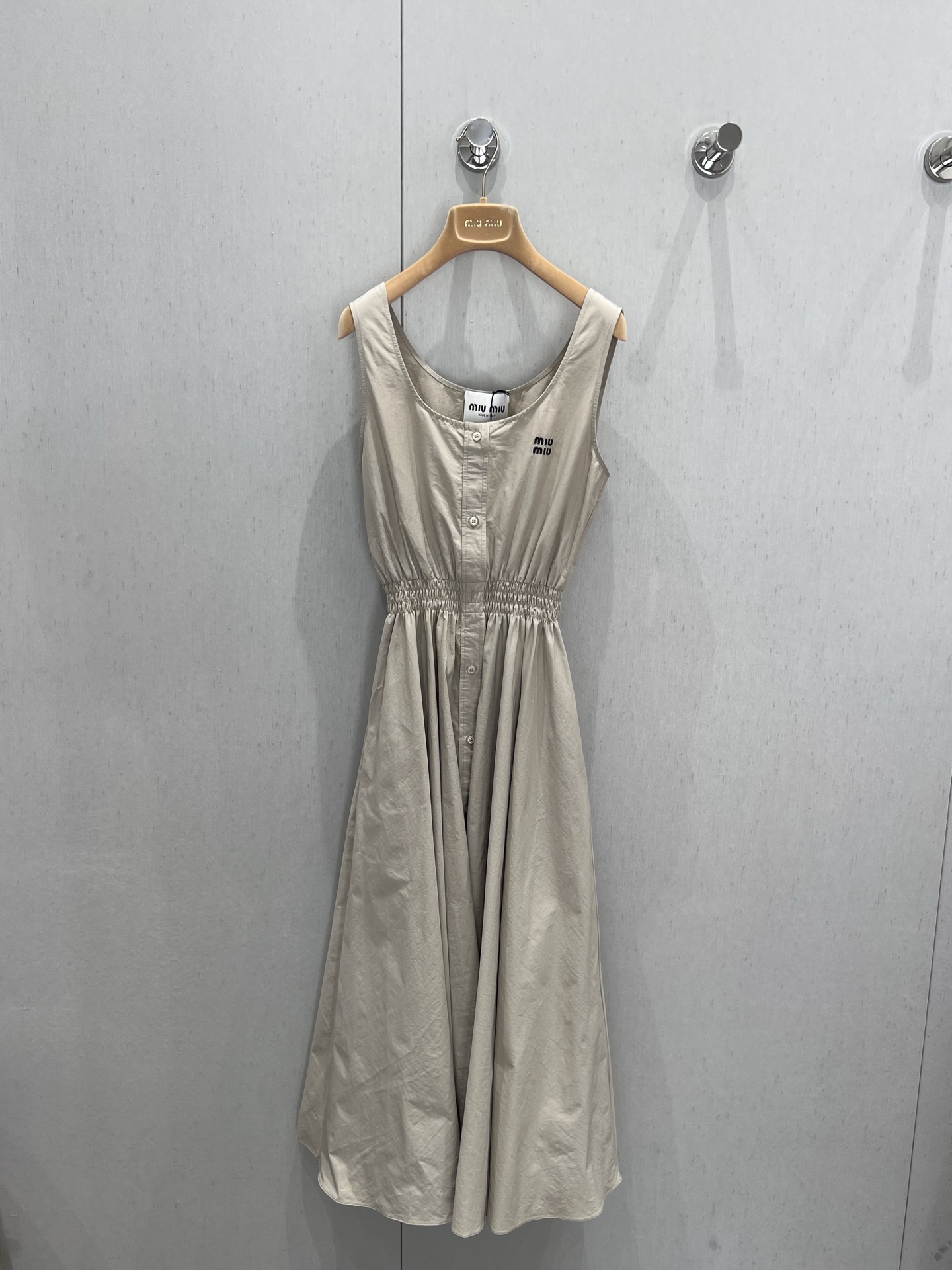 NO:334179,Support replacement Miumi* 25Ss spring and summer new model, micro-label embroidered waist-closed sleeveless dress | Exclusive yb development!  High-end production!  Custom imported pure cotton fabric, skin-friendly and soft texture. The beige tone shows gentle temperament. The sleeveless design is refreshing and comfortable, suitable for many occasions. The chest logo is low-key and unique taste. The waist is elastic and can be adjusted freely to create an exclusive body shape. The breasted elements add a neat feeling and easily create a casual and fashionable atmosphere. S/M/L real-life details pictures are available in stock, miumiu, skirts, alexander wang19860909支持换款 Miumi* 25Ss春夏新款 微标刺绣收腰无袖连衣裙丨独家yb开发！高版出品！定制进口纯棉面料,亲肤柔软质感上乘. 米色基调尽显温柔气质.无袖设计清爽自在,适合多种场合.胸前logo标识,低调又彰显独特品味.腰部松紧设计,可自由调节,打造专属身形.排扣元素增添利落感,轻松营造随性又时髦的氛围感.现货发售S/M/L实拍细节图,,miumiu,skirts,alexander wang,Women's clothing