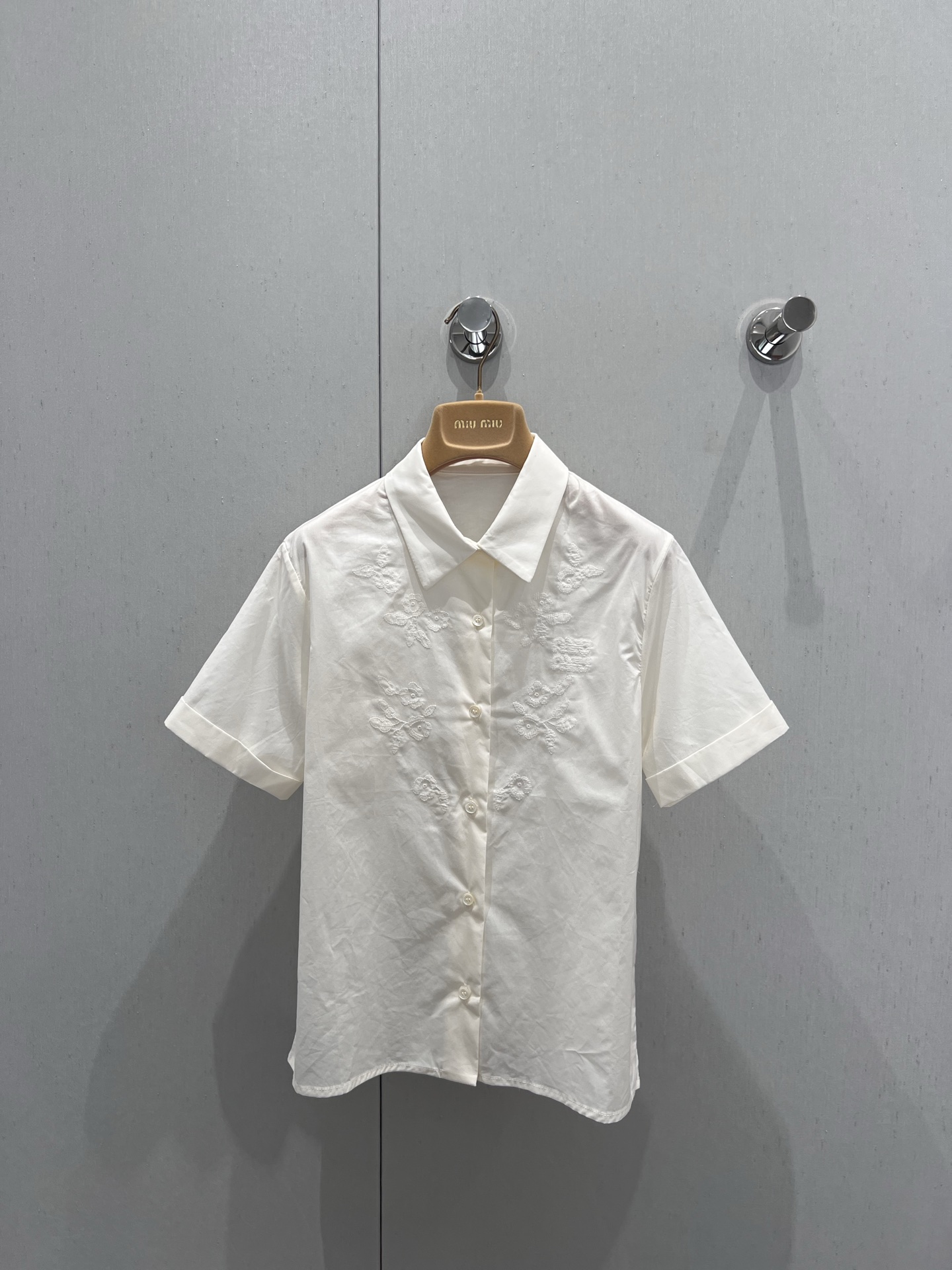 NO:331710,Miumi* 25Ss Spring and Summer New Lapel Embroidered Short Short Sleeve Shirt丨Exclusive YB Development!  High-end production!  The colors are versatile and high-end, the customized version is inclusive, showing the sense of high-end and casualness, a visual feast, a versatile item that must be bought in all seasons, fabrics are made, and the goddess must be a magical tool!  The style is versatile and not picky. It stretches the line proportions and makes the upper body beautiful!  Details of workmanship quality, real photos of S/M/L on sale in stock, miumiu,shirts, T-shirt, alexander wang19860909Miumi* 25Ss春夏新款 翻领刺绣短款短袖衬衫丨独家yb开发！高版出品！颜色百搭高级 定制版型包容性好 尽显高级随意感 视觉盛宴 四季必入的百搭单品 制面料,休闲范儿十足 女神必入神器！版型百搭不挑人 拉长线条比例 上身美的不要不要的！做工品质看细节 现货发售S/M/L实拍细节图,,miumiu,shirts,T-shirt,alexander wang,Women's clothing