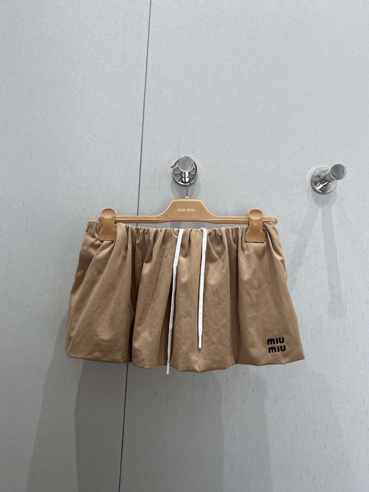 NO:335476,Support replacement Miumi* 25Ss spring and summer new style, intellectual style, fluffy miniskirt with bushy flowers | Exclusive high-end product!  Custom imported twill pure cotton fabric is wide and stylish. Double-layer craft briefs design, drawstring elastic waist style is amazing!  Retro style sweet girl outfit!  The embroidered letter logo is low-key and luxurious!  Sweet and salty workmanship quality depends on the details. S/M/L real photos of S/M/L are sold in stock, miumiu, skirts, alexander wang19860909支持换款 Miumi* 25Ss春夏新款 知识分子风花苞蓬蓬超短半裙丨独家高版出品！定制进口斜纹纯棉面料挺阔有型.双层工艺三角内裤设计,抽绳松紧腰版型上身绝绝子！复古风甜妹穿搭！刺绣字母logo低调奢华！可甜可盐做工品质看细节.现货发售S/M/L实拍细节图,,miumiu,skirts,alexander wang,Women's clothing