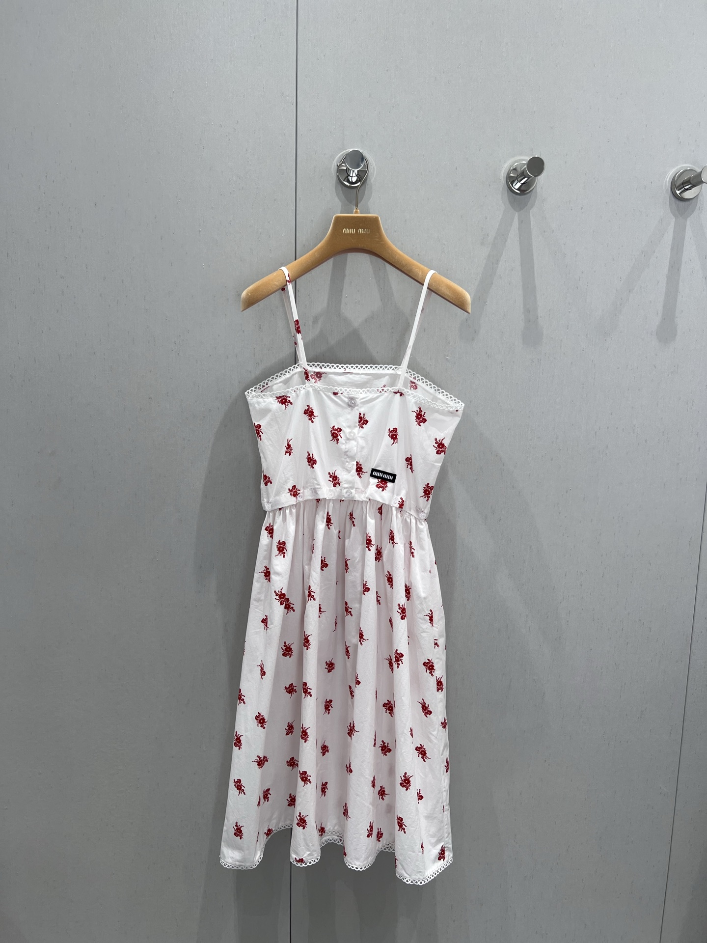 NO:412344,Support replacement Miumi* 25Ss spring and summer new model cornflower small red flower deconstructed suspender skirt丨Exclusive high-end production!  Wear more clothes, vest and buckled skirt, embroidered water-soluble lace design, sweet and cool, and age-reducing girl outfit. It doesn’t pick on people, and looks huge and slim on the upper body!  The quality of workmanship depends on the details!  S/M/L real photos, miumiu, skirts, alexander wang19860909支持换款 Miumi* 25Ss春夏新款 矢车菊小红花解构式吊带裙丨独家高版出品！一衣多穿法背心拆扣蓬蓬半裙,刺绣水溶花边设计甜酷兼备减龄少女穿搭.不挑人版型上身巨显瘦！做工品质看细节！现货发售S/M/L实拍细节图,,miumiu,skirts,alexander wang,Women's clothing