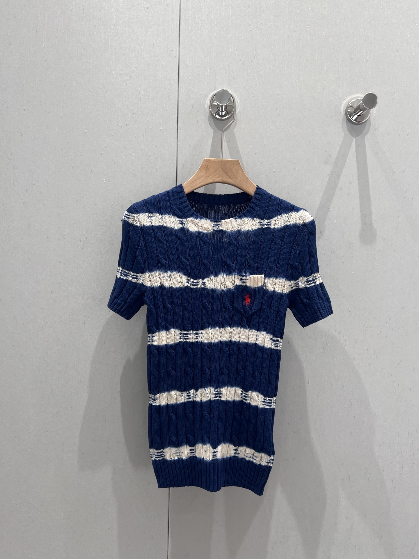 NO:331707,Ralph Laur*n 25Ss spring and summer new style, rich American style round neck cork tie-dyed gradient top丨Exclusive yb development!  High-end production!  Navy blue summer fresh atmosphere!  Quality control is a must-have. Custom imported pure cotton yarn has an invincible texture!  A fashionable girl with age-reducing temperament must be included!  Children's high-end retro casual style. The style is versatile and not picky. S/M/L real-life details pictures are available in stock, loro piana, alexander wang19860909Ralph Laur*n 25Ss春夏新款 浓郁美式风圆领绞花扎染渐变上衣丨独家yb开发！高版出品！海军蓝夏日清新氛围感！品质控必入.定制进口纯棉纱线质感无敌赞！减龄少女气质时髦精必入！童趣高级复古随性风.版型百搭不挑人.现货发售S/M/L实拍细节图,,loro piana,alexander wang,Women's clothing