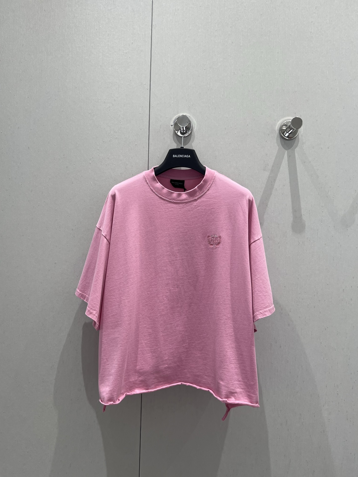 NO:335692,Support replacement Balenciag* 25Ss spring and summer new style, letter embroidered print ripped round neck short-sleeved T-shirt丨Exclusive yb development!  High-end production!  Loose shoulder-down T-shirt cut highlights the brand style. Made of gram-weight pure cotton. Slightly elastic. It presents a slim visual effect. The front chest is decorated with iconic letter logo. Echoes the brand logo with graffiti style on the back waist. Fashionable feeling is immediately revealed. The neckline hem is irregular and ripped and curled. Create a free and casual fashionable style. The inner wear is brilliant and fashionable. S/M/L real-life details pictures are available in stock. Balenciaga, T-shirt,tees, t-shirt,alexander wang.19860909支持换款 Balenciag* 25Ss春夏新款 字母刺绣印花破洞圆领短袖T恤丨独家yb开发！高版出品！宽松落肩T恤裁剪 凸显品牌格调 采用克重纯棉制成 略带有弹力 呈现显瘦视觉效果 正面胸前点缀标志性字母徽标 与后腰涂鸦风格品牌标呼应 时尚感立现 领口下摆不规则破洞和卷边效果 随心打造自由随性的时髦风格 单穿内搭都出彩时髦 现货发售S/M/L实拍细节图,,balenciaga,T-shirt,tees，t-shirt,alexander wang,Women's clothing