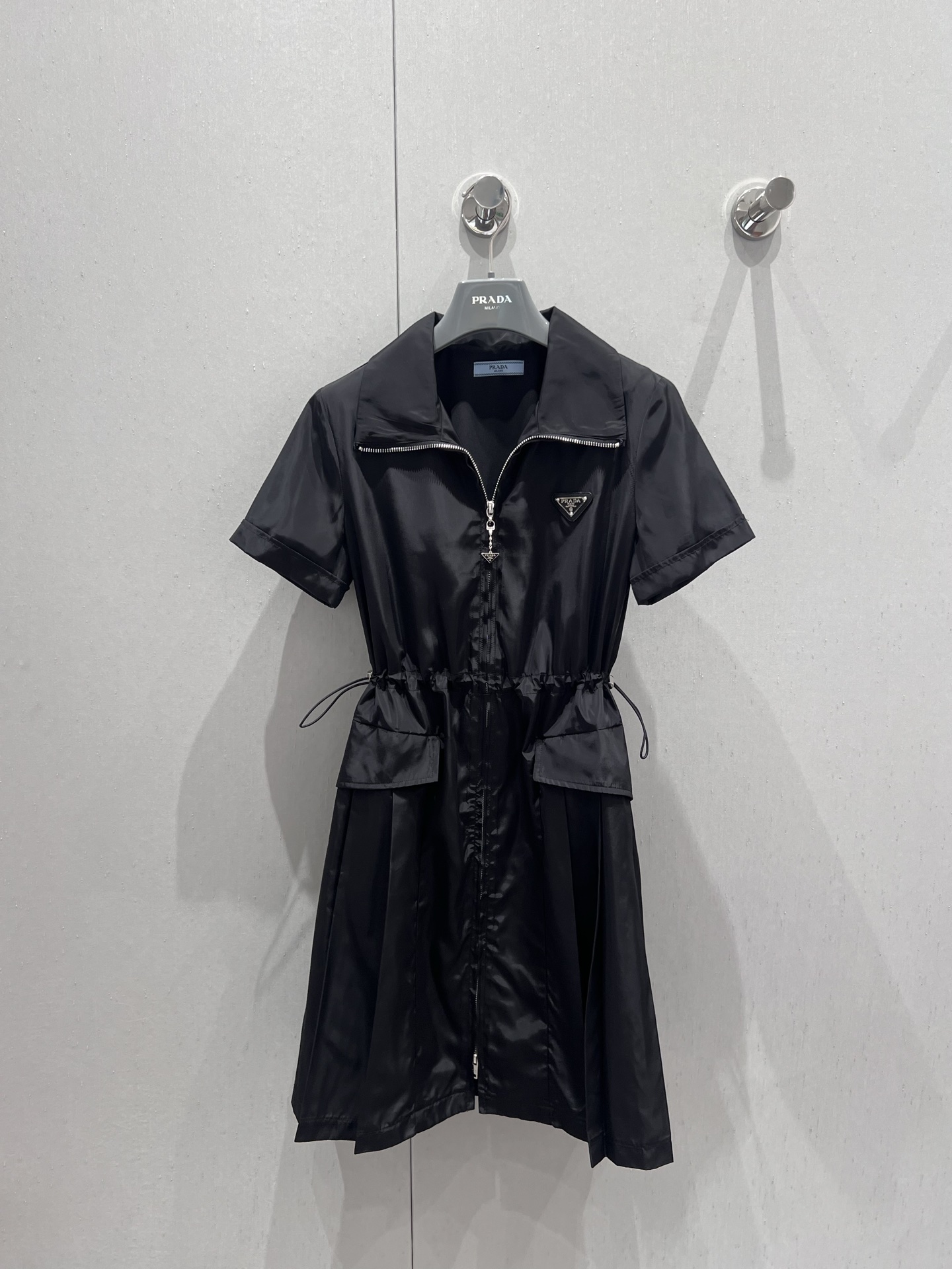 NO:331703,Prad* 25Ss Spring and Summer New Lapel Short Sleeve Zipper Dress丨Exclusive YB Development!  High-end production!  Customized YB imported nylon material, crisp and stylish, fully open-clad two-way zipper adjustment design, combined with waist and hip symmetrical flip pocket decoration, add layering, iconic metal triangle logo embellishment on the chest, highlight the brand tone, fully display casual work style, double-sided drawstrings at the waist, easy to divide the proportions, surface auxiliary materials development, lapel short-sleeved dress tailoring, loose and inclusive, umbrella skirt style does not pick on the body, show fashionable and cool style, S/M/L real-life details pictures, prada, skirts, T-shirt, alexander wang19860909Prad* 25Ss春夏新款 翻领短袖拉链连衣裙丨独家yb开发！高版出品！定制YB进口尼龙材质 挺括有型 沿用全开襟双向拉链调节设计 配合腰胯对称翻盖口袋装饰 增添造型层次感 胸前标志性金属三角徽标点缀 彰显品牌调性 尽显休闲工装风范 腰间双侧抽绳勾勒完美腰身 轻松划分好比例 面辅料开发 翻领短袖连衣裙剪裁 穿搭松弛包容 伞裙版型不挑身材 展现潮酷时尚风格 现货发售S/M/L实拍细节图,,prada,skirts,T-shirt,alexander wang,Women's clothing