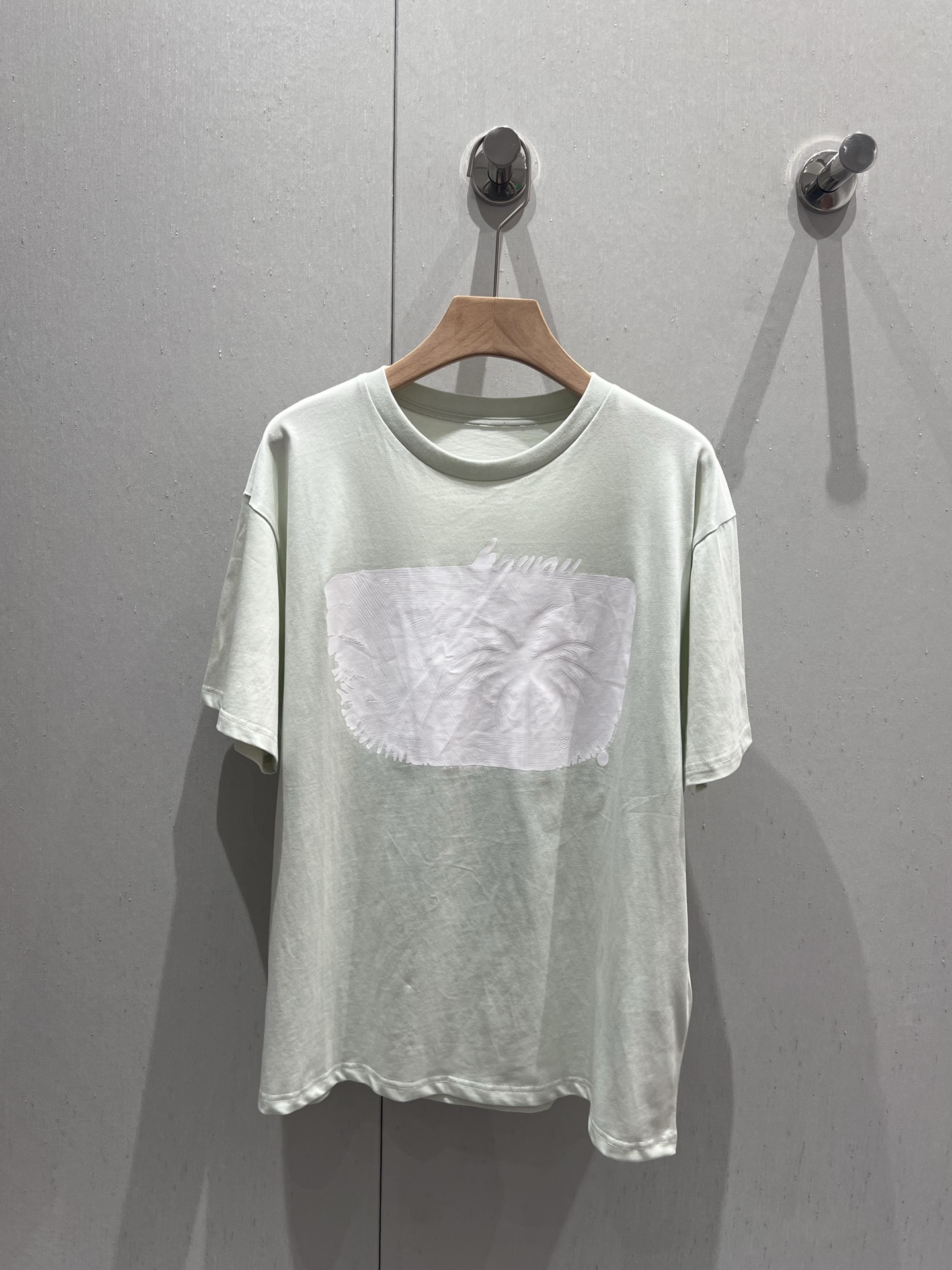 NO:332390,Maison Margi*la 25ss Spring and Summer New Style Painted Printed Round Neck Short-Sleeve T-Shirt | Exclusive YB Development!  High-end production!  The front is made of solid paint-like square color blocks and large body, and the decoration is decorated with letters to echo the brand's own fashion sense. Create a fashionable style at will. The inner wear is unique and fashionable. S/M/L is available in stock, T-shirt,tees, t-shirt,alexander wang19860909批MaisonMargi*la 25ss春夏新款 油漆感印花圆领短袖T恤丨独家yb开发！高版出品！正面以油漆感实色方形色块与大身形成碰撞 饰以字母点缀呼应 品牌自带的时尚感立现 随心打造时髦风格 单穿内搭都出彩时髦.现货发售S/M/L,,T-shirt,tees，t-shirt,alexander wang,Women's clothing