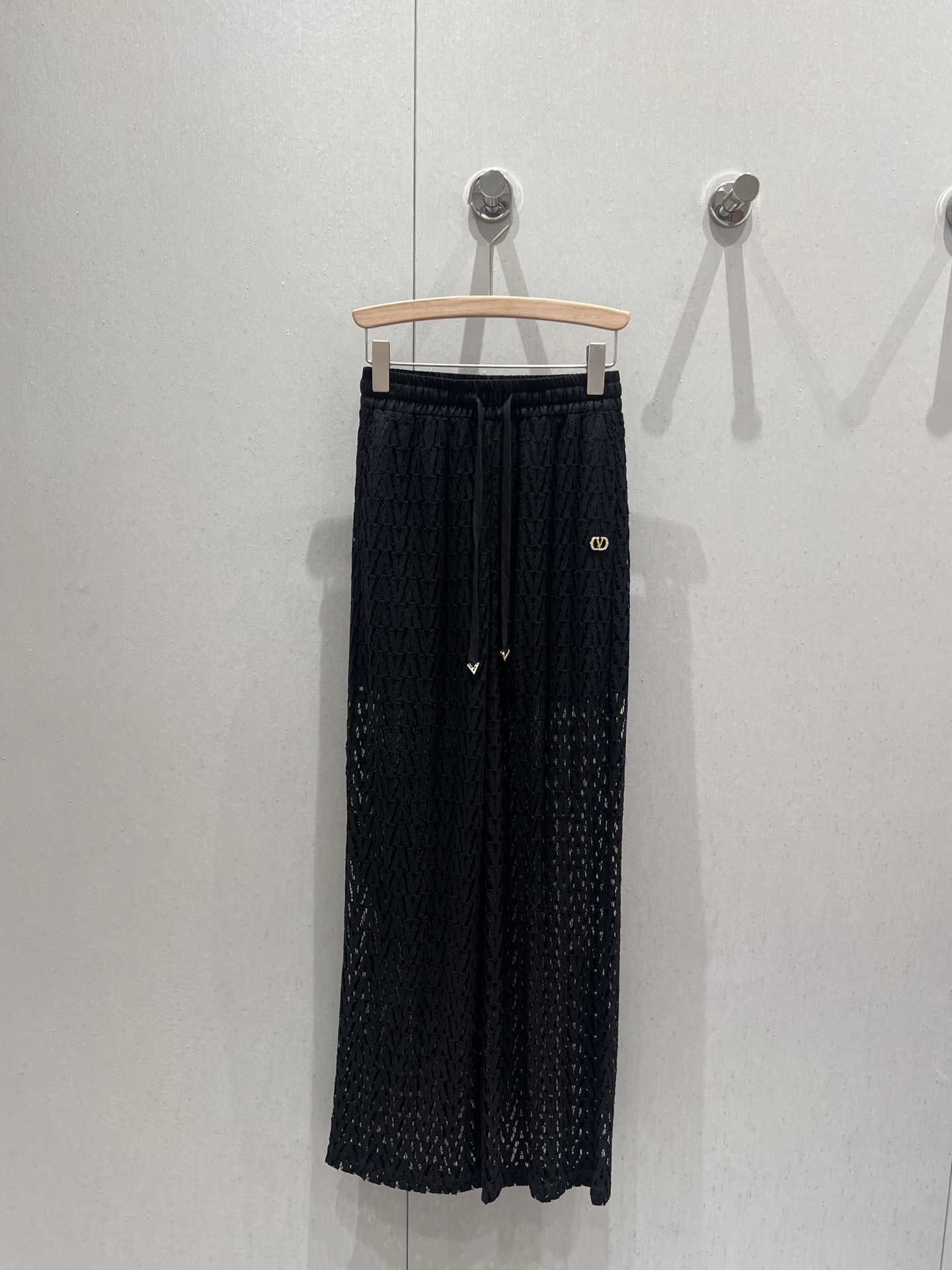 NO:422456,Support replacement Valentin* 25Ss spring and summer new model, micro-label drawstring lace hollow casual trousers | Exclusive high-end production!  The color is versatile and high-end, the customized splicing waist is full of high-end and casualness, a visual feast, a versatile and custom-made fabric that must be bought in all seasons, with a huge texture and a full of lazy style. The goddess must be a magical tool!  The style is versatile and not picky. The lengthening lines and proportions make the body beautiful!  S/M/L real photos, valentino, alexander wang19860909支持换款 Valentin* 25Ss春夏新款 微标抽绳蕾丝镂空休闲长裤丨独家高版出品！颜色百搭高级 定制拼接腰头尽显高级随意感 视觉盛宴 四季必入的百搭单品订制面料,质感巨好,慵懒范儿十足 女神必入神器！版型百搭不挑人 拉长线条比例上身美的不要不要的！现货发售S/M/L实拍细节图,,valentino,alexander wang,Women's clothing