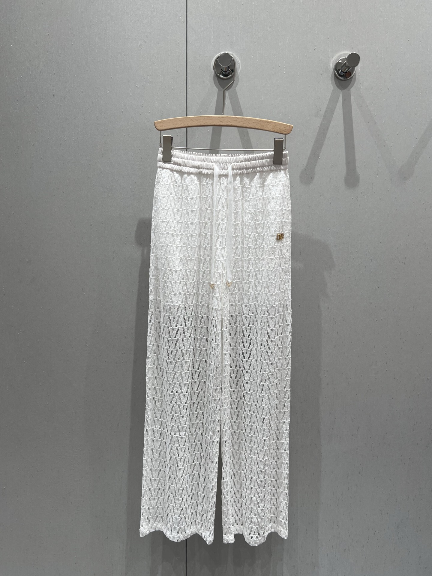 NO:422528,Support replacement Valentin* 25Ss spring and summer new model, micro-label drawstring lace hollow casual trousers | Exclusive high-end production!  The color is versatile and high-end, the customized splicing waist is full of high-end and casualness, a visual feast, a versatile and custom-made fabric that must be bought in all seasons, with a huge texture and a full of lazy style. The goddess must be a magical tool!  The style is versatile and not picky. The lengthening lines and proportions make the body beautiful!  S/M/L real photos, valentino, alexander wang19860909支持换款 Valentin* 25Ss春夏新款 微标抽绳蕾丝镂空休闲长裤丨独家高版出品！颜色百搭高级 定制拼接腰头尽显高级随意感 视觉盛宴 四季必入的百搭单品订制面料,质感巨好,慵懒范儿十足 女神必入神器！版型百搭不挑人 拉长线条比例上身美的不要不要的！现货发售S/M/L实拍细节图,,valentino,alexander wang,Women's clothing