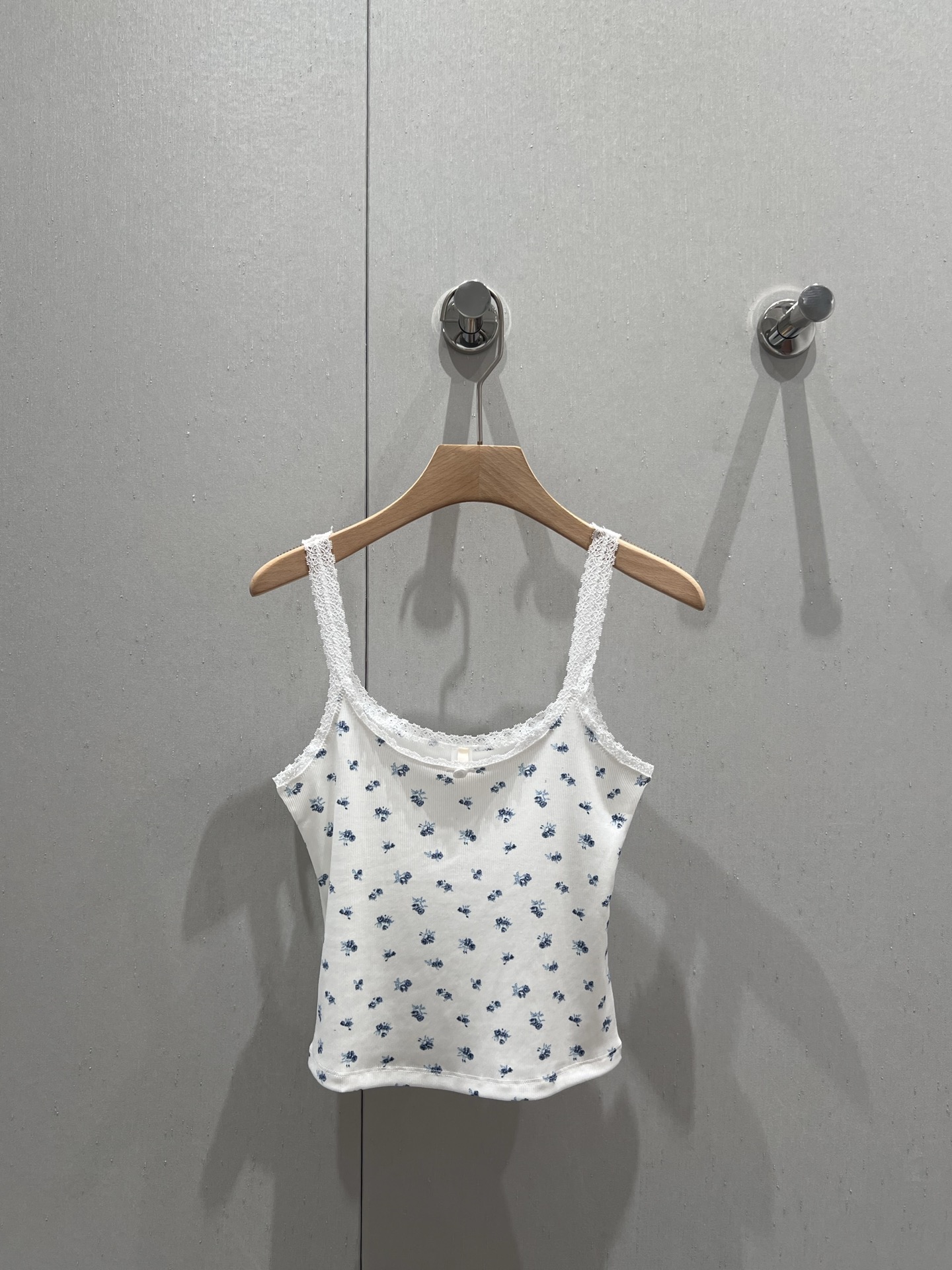 NO:332384,Batch skim* 25ss Spring and Summer New Style Small Floral Series Vest丨Exclusive High-edition Production!  The little floral vest is stepping on my heart!  It's really good!  It's so spring and summery!  The upper body is really comfortable. The inner wear is brilliant and fashionable. S/M/L is available in stock, alexander wang19860909批 skim* 25ss春夏新款 小碎花系列背心丨独家高版出品！背心小碎花踩在了我的心尖上啦！真的好会啊！太有春夏气息惹！上身真的超级舒服 单穿内搭都出彩时髦,现货发售S/M/L,,alexander wang,Women's clothing