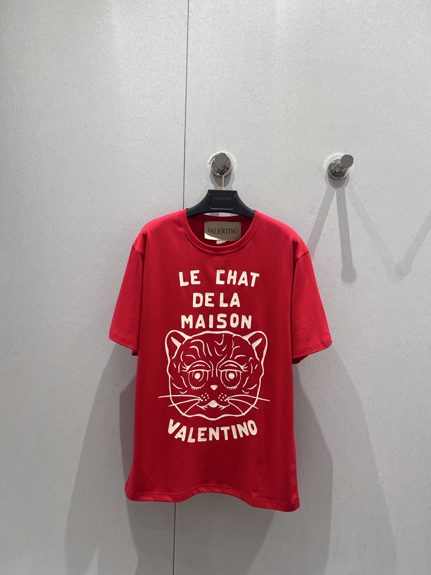 NO:332825,Support replacement Valentin* 25Ss spring and summer new style letter cat printed short-sleeved round neck T-shirt | Exclusive yb development!  High-end production!  100% pure cotton fabric is made of skin-friendly and soft and breathable. Loose style, outlines casual contours, and is suitable for all body shapes. Cute and fun cat prints, lively and playful, injecting lively soul into the overall shape, breaking monotony and showing unique taste Whether you are strolling on the streets of the city or attending casual parties, Valentino pure cotton T-shirts can make you comfortable and show your luxury style and fashion attitude. S/M/L real photos are available in stock, valentino, valentino, T-shirt, tees, t-shirt, alexander wang19860909支持换款 Valentin* 25Ss春夏新款 字母猫咪印花短袖圆领T恤丨独家yb开发！高版出品！采用百分百纯棉面料,亲肤柔软 透气性佳.宽松版型,勾勒随性轮廓,适配各种身形.萌趣猫咪印花,灵动俏皮,为整体造型注入活泼灵魂,打破单调,彰显独特品味无论是漫步都市街头,还是出席休闲聚会,华伦天奴纯棉T恤,都能让你在舒适之中,尽显奢华格调与时尚态度.现货发售S/M/L实拍细节图,,valentino,valentino,T-shirt,tees，t-shirt,alexander wang,Women's clothing