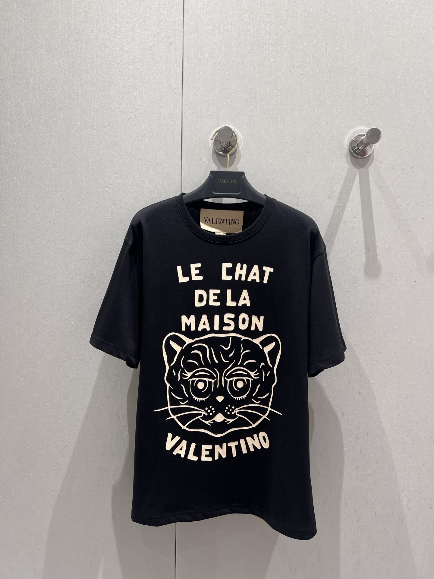 NO:332810,Valentin* 25Ss Spring and Summer New Style Letter Cat Printed Short Sleeve Round Neck T-shirt | Exclusive YB development!  High-end production!  100% pure cotton fabric is made of skin-friendly and soft and breathable. Loose style, outlines casual contours, and is suitable for all body shapes. Cute and fun cat prints, lively and playful, injecting lively soul into the overall shape, breaking monotony and showing unique taste Whether you are strolling on the streets of the city or attending casual parties, Valentino pure cotton T-shirts can make you comfortable and show your luxury style and fashion attitude. S/M/L real photos are available in stock, valentino, valentino, T-shirt, tees, t-shirt, alexander wang19860909Valentin* 25Ss春夏新款 字母猫咪印花短袖圆领T恤丨独家yb开发！高版出品！采用百分百纯棉面料,亲肤柔软 透气性佳.宽松版型,勾勒随性轮廓,适配各种身形.萌趣猫咪印花,灵动俏皮,为整体造型注入活泼灵魂,打破单调,彰显独特品味无论是漫步都市街头,还是出席休闲聚会,华伦天奴纯棉T恤,都能让你在舒适之中,尽显奢华格调与时尚态度.现货发售S/M/L实拍细节图,,valentino,valentino,T-shirt,tees，t-shirt,alexander wang,Women's clothing