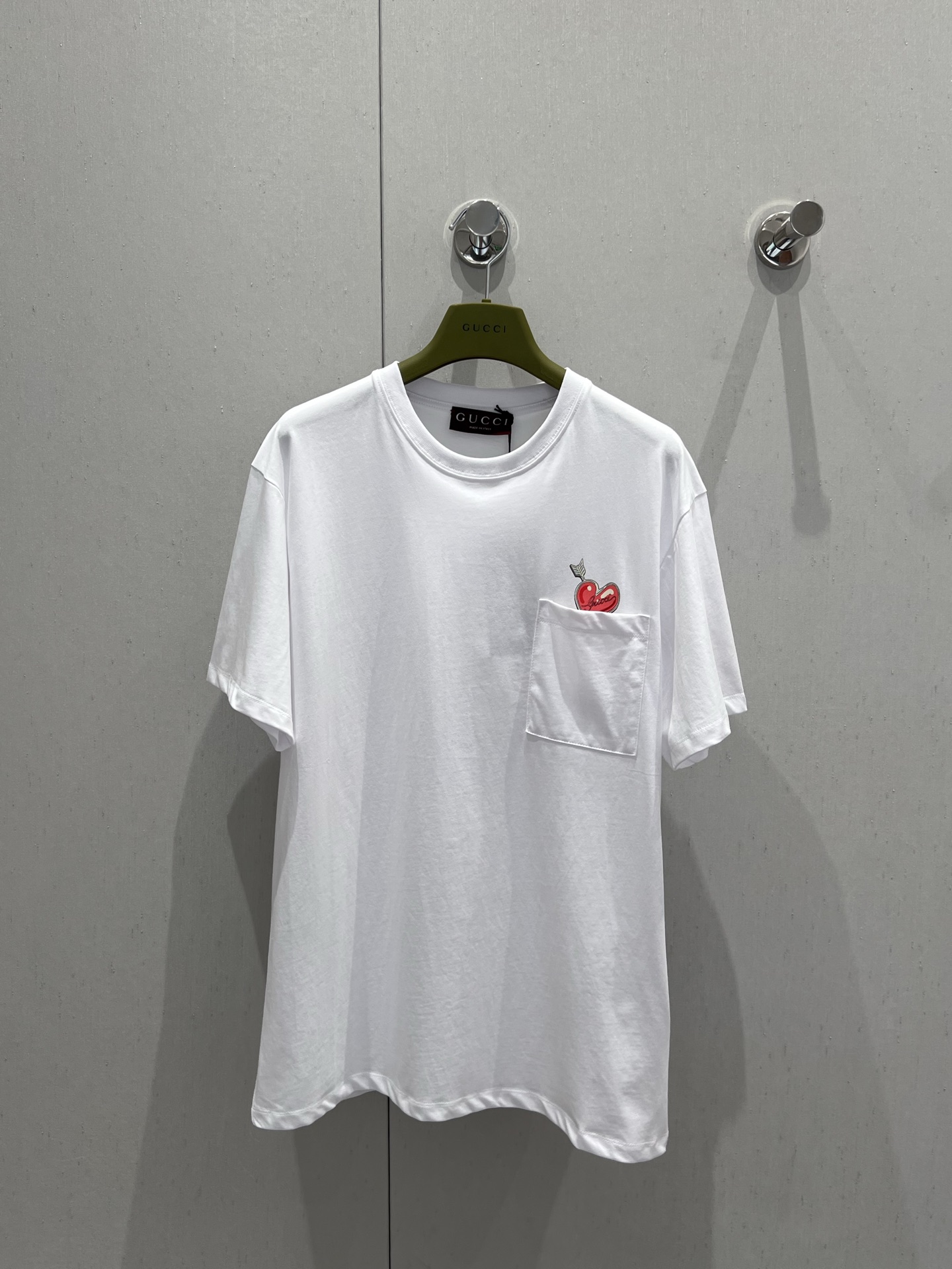 NO:426002,Support replacement Gucc* 25Ss spring and summer new style round neck embroidered love pocket short-sleeved T-shirt | Exclusive yb development!  High-end production!  Oversized loose silhouette T-shirt cut to highlight the brand style. Made of gram-weight pure cotton, slightly elastic, and slimming visual effect. The inner side of the chest pocket is embroidered to create a heart-wrenching pattern with letter logos. The brand's own fashion sense is instantly created. It creates a cute and age-reducing style. The inner wear is brilliant and fashionable. S/M/L is available in stock. Details of S/M/L shots, gucci, versace, T-shirt, tees, t-shirt, alexander wang19860909支持换款 Gucc* 25Ss春夏新款 圆领刺绣爱心口袋短袖T恤丨独家yb开发！高版出品！Oversized廓形宽松T恤裁剪 凸显品牌格调 采用克重纯棉制成 略带有弹力 呈现显瘦视觉效果 胸前口袋内侧以刺绣工艺打造穿箭爱心图案 穿插字母徽标 品牌自带的时尚感立现 随心打造减龄可爱风格 单穿内搭都出彩时髦 现货发售S/M/L实拍细节图,,gucci,versace,T-shirt,tees，t-shirt,alexander wang,Women's clothing