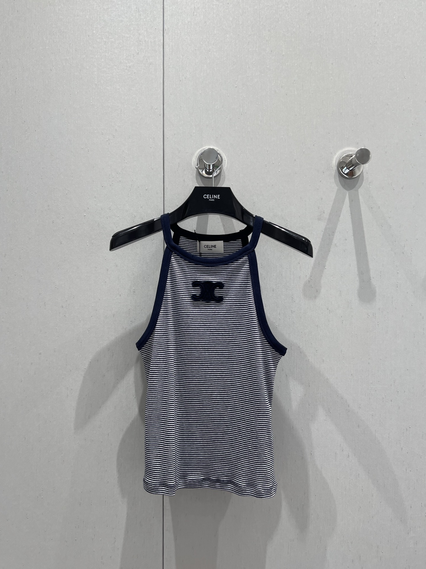 NO:332813,Supports replacement Celin* 25Ss spring and summer new model, versatile slim fit and slim striped neck hot girl vest | Exclusive yb development!  High-end production!  The mid-color striped design has a slim fit style!  The imported customized original fabric feels great!  The Arc de Triomphe logo embroidery is low-key and luxurious. The hot girl is high-end and fashionable, and the classic style looks slim and versatile!  Highly recommend a must-have item!  Perfect workmanship quality depends on the details. S/M/L real photos of S/M/L are sold in stock, celine, alexander wang19860909支持换款Celin* 25Ss春夏新款 百搭修身显瘦条纹挂脖辣妹背心丨独家yb开发！高版出品！间色条纹设计修身版型绝绝子！进口定制原版面料手感超赞！凯旋门logo刺绣低调奢华.辣妹气质少女高级又时髦,经典版型上身显瘦又百搭！强烈推荐必入单品！完美做工品质看细节.现货发售S/M/L实拍细节图,,celine,alexander wang,Women's clothing