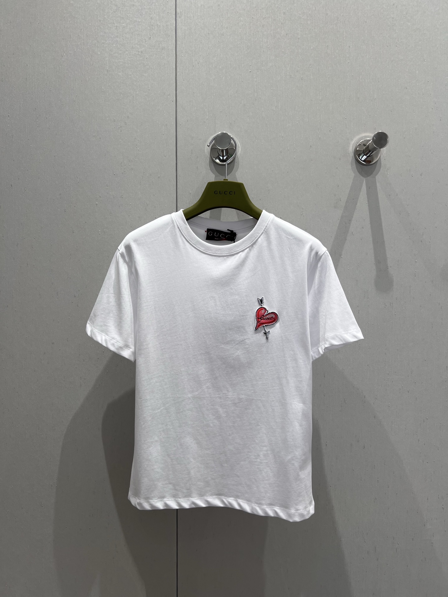 NO:332814,Support replacement Gucc* 25Ss spring and summer new round neck embroidered love short-sleeved T-shirt | Exclusive yb development!  High-end production!  Slim T-shirt cut to highlight the brand style. Made of gram-weight pure cotton, slightly elastic, and gives a slim visual effect. The chest is made of embroidery and love pattern with arrows. The letter logo is interspersed. The brand's own fashion sense is instantly created. It creates a cute and age-reducing style. The inner wear is unique and fashionable. S/M/L real-life details of the spot, gucci, T-shirt, tees, t-shirt, alexander wang19860909支持换款 Gucc* 25Ss春夏新款 圆领刺绣爱心短袖T恤丨独家yb开发！高版出品！修身T恤裁剪 凸显品牌格调 采用克重纯棉制成 略带有弹力 呈现显瘦视觉效果 胸前单侧以刺绣工艺打造穿箭爱心图案 穿插字母徽标 品牌自带的时尚感立现 随心打造减龄可爱风格 单穿内搭都出彩时髦 现货发售S/M/L实拍细节图,,gucci,T-shirt,tees，t-shirt,alexander wang,Women's clothing