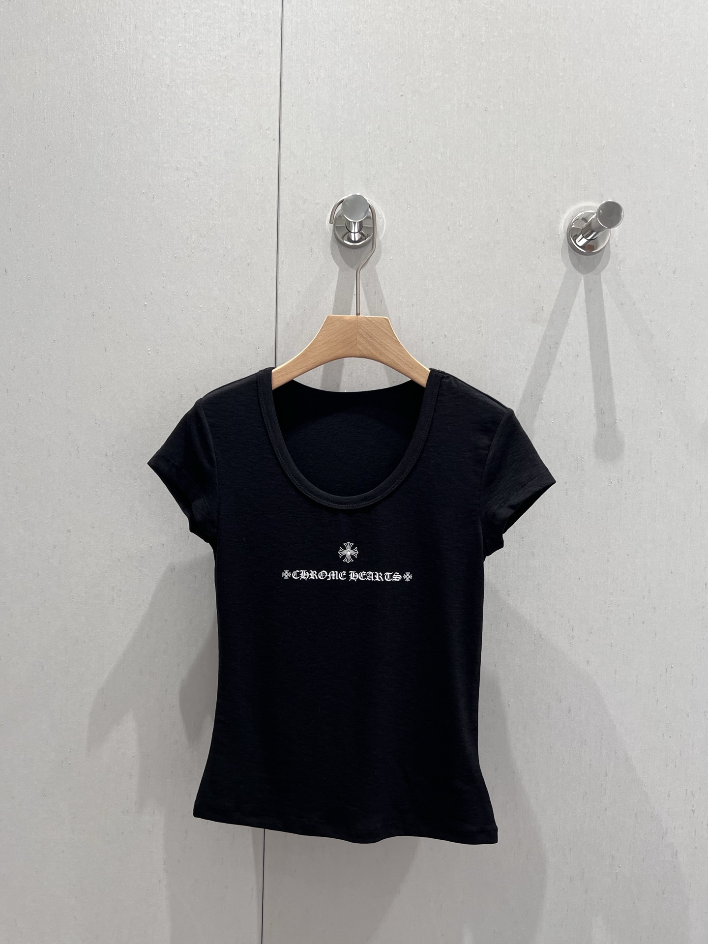 NO:332829,Support replacement Chrome Hea*ts 25Ss spring and summer new Sanskrit printed short-sleeved T-shirt | Exclusive high-end production!  Simple and elegant basic style, INS blogger style, clean and neat tailoring and custom fabrics with excellent texture can easily create a fashionable look!  Delicate and super textured, strong inclusiveness, easy to control the upper body, easy to wear if you don’t choose the right shape, easy to hide the flesh, and slim and not close to the body, whoever wears the beautiful style. A versatile top that fashionable people should have is made of customized fabric, stand up and stylish, high-quality S/M/L spot-on details that can be sold, chrome hearts, T-shirt, tees, t-shirt, alexander wang19860909支持换款 Chrome Hea*ts 25Ss春夏新款 梵文印花短袖T恤丨独家高版出品！简约大方的基础款 随意上身都是INS博主风 干净利落的剪裁搭配质感绝佳的定制面料轻松穿出时髦感！细腻超有质感 包容性强 上身轻松驾驭 不挑身材的好穿恰到好处的版型轻松藏肉,显瘦又不贴身谁穿谁好看的版型 时髦精们都应有的一件百搭上衣采用定制面料 立挺有型 肉眼可见的高品质现货发售S/M/L实拍细节图,,chrome hearts,T-shirt,tees，t-shirt,alexander wang,Women's clothing