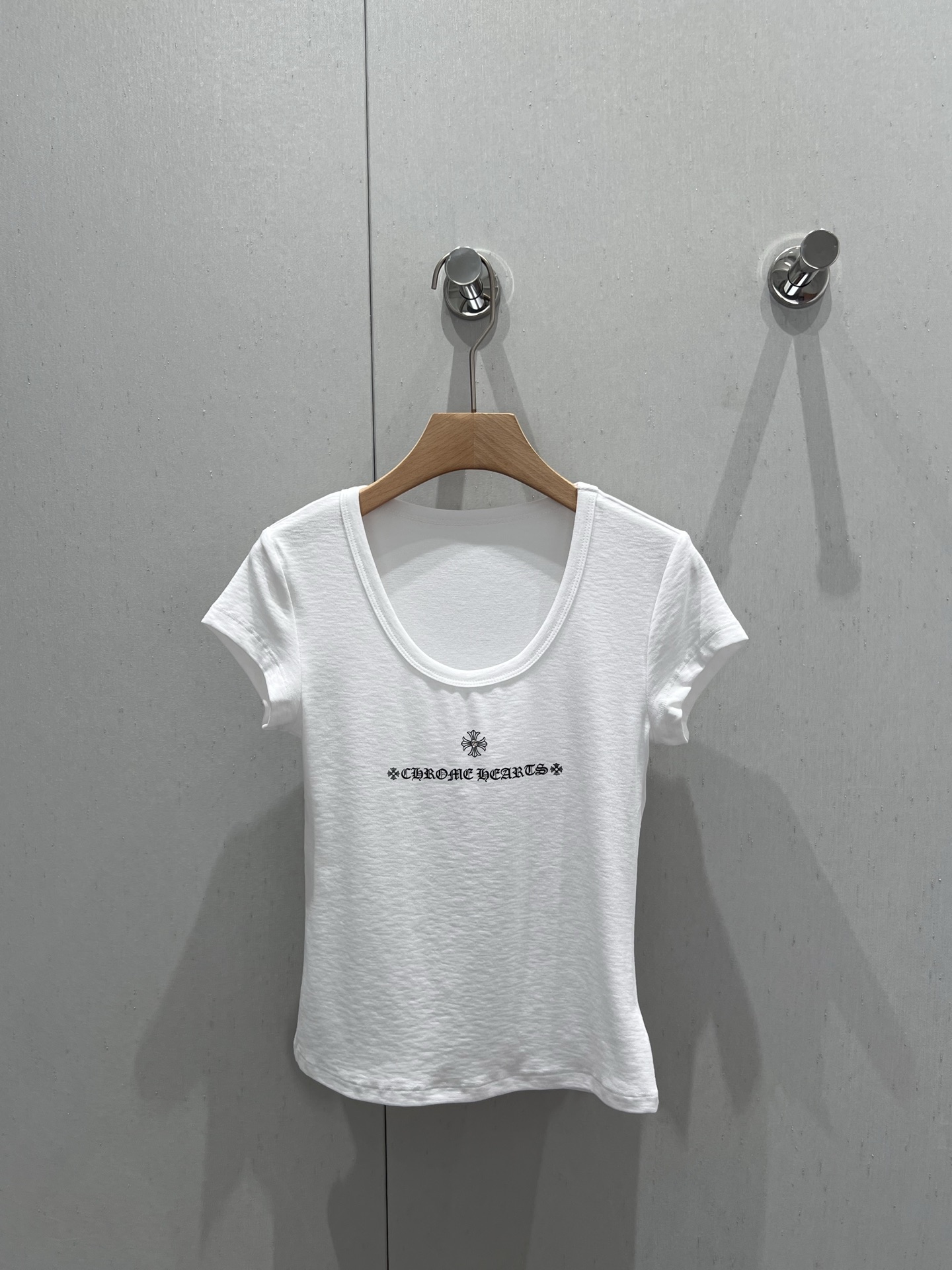 NO:332822,Support replacement Chrome Hea*ts 25Ss spring and summer new Sanskrit printed short-sleeved T-shirt | Exclusive high-end production!  Simple and elegant basic style, INS blogger style, clean and neat tailoring and custom fabrics with excellent texture can easily create a fashionable look!  Delicate and super textured, strong inclusiveness, easy to control the upper body, easy to wear if you don’t choose the right shape, easy to hide the flesh, and slim and not close to the body, whoever wears the beautiful style. A versatile top that fashionable people should have is made of customized fabric, stand up and stylish, high-quality S/M/L spot-on details that can be sold, chrome hearts, T-shirt, tees, t-shirt, alexander wang19860909支持换款 Chrome Hea*ts 25Ss春夏新款 梵文印花短袖T恤丨独家高版出品！简约大方的基础款 随意上身都是INS博主风 干净利落的剪裁搭配质感绝佳的定制面料轻松穿出时髦感！细腻超有质感 包容性强 上身轻松驾驭 不挑身材的好穿恰到好处的版型轻松藏肉,显瘦又不贴身谁穿谁好看的版型 时髦精们都应有的一件百搭上衣采用定制面料 立挺有型 肉眼可见的高品质现货发售S/M/L实拍细节图,,chrome hearts,T-shirt,tees，t-shirt,alexander wang,Women's clothing