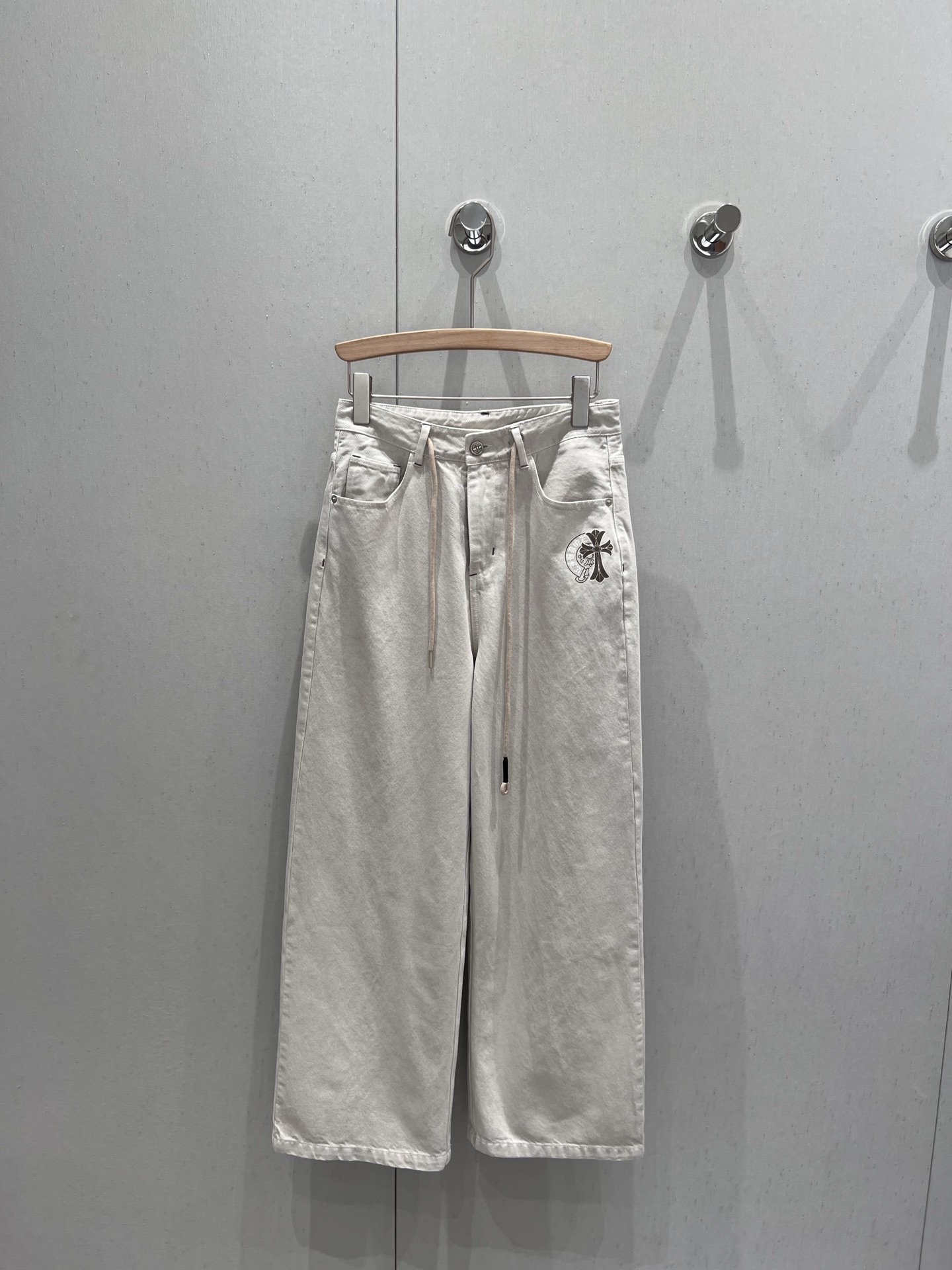 NO:333704,Support for replacement Chorme heart* 25ss Spring and Summer New Style Cross Sanskrit Print Drawstring Jeans Trousers | Exclusive high-end production!  These jeans must be given a full mark!  The style can be directly conferred a god!  The top body is absolutely king jeans!  Absolute straight-leg artifact!  Slimming, lift your arms and legs in one step, contract your various tops and raise your waistline, so that the smaller one can also wear a three-seven-six-sized body proportion, whoever wears a thin straight and long legs!  Highly recommend the order-scoring speed!  S/M/L real photos, jeans, alexander wang19860909支持换款 Chorme heart* 25ss春夏新款 十字架梵文印花抽绳牛仔长裤丨独家高版出品！这条牛仔裤必须打满分！版型直接可以封神！上身绝对王炸牛仔裤！绝对的直腿神器！显瘦提臂拉腿一步到位承包你的各种上衣搭配抬高腰线 让小个子也能穿出三七分身材比例谁穿谁是细直大长腿！强烈推荐砸单速度！现货发售 S/M/L实拍细节图,,jeans,alexander wang,Women's clothing