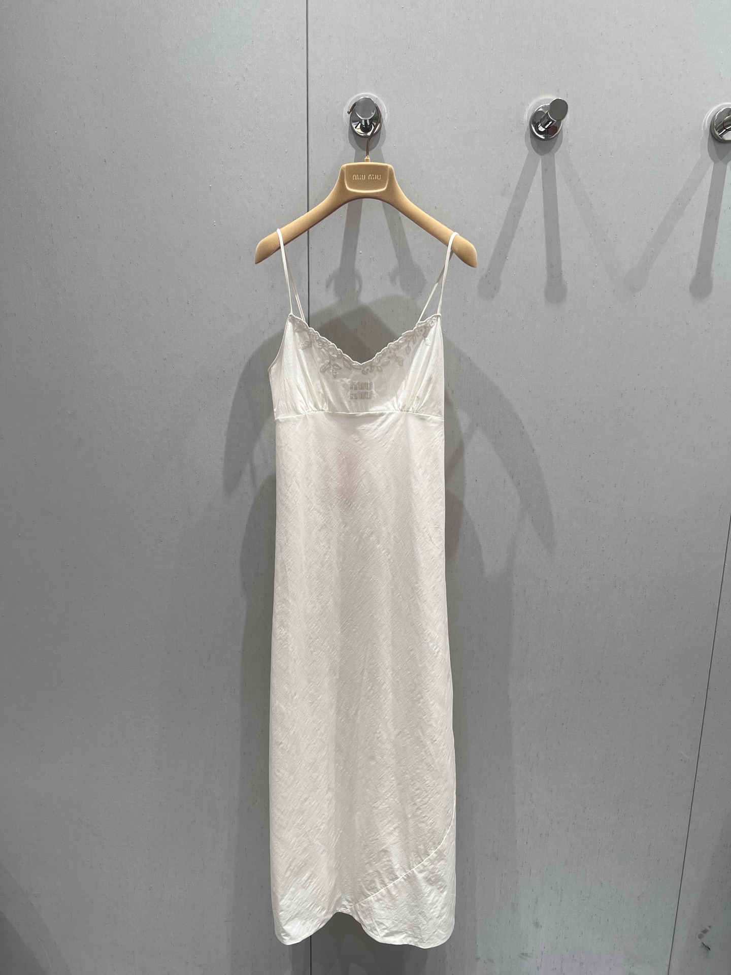 NO:332821,Support replacement Miumi* 25Ss spring and summer new ivory embroidered waist-closing long suspender dress | Exclusive yb development!  High-end production!  No one can refuse a gentle dress, a suspender dress with its own atmosphere is an excellent choice for summer daily and vacation!  Customized fabrics are light and breathable, and the high-end feel is about to come out. The ivory fairy spirit is floating, sweeping away the dull and hot summer. Sisters!  Close your eyes and rush!  S/M/L real photos, miumiu, skirts, alexander wang19860909支持换款 Miumi* 25Ss春夏新款 象牙色刺绣收腰长款吊带连衣裙丨独家yb开发！高版出品！没有人能拒绝温柔的连衣裙吧自带氛围感的一条吊带连衣裙 是夏日日常和度假的极佳选择！定制面料轻薄透气 高级感呼之欲出 象牙色仙气飘飘 一扫夏季的沉闷炎热 姐妹们！都给我闭眼冲！现货发售S/M/L实拍细节图,,miumiu,skirts,alexander wang,Women's clothing