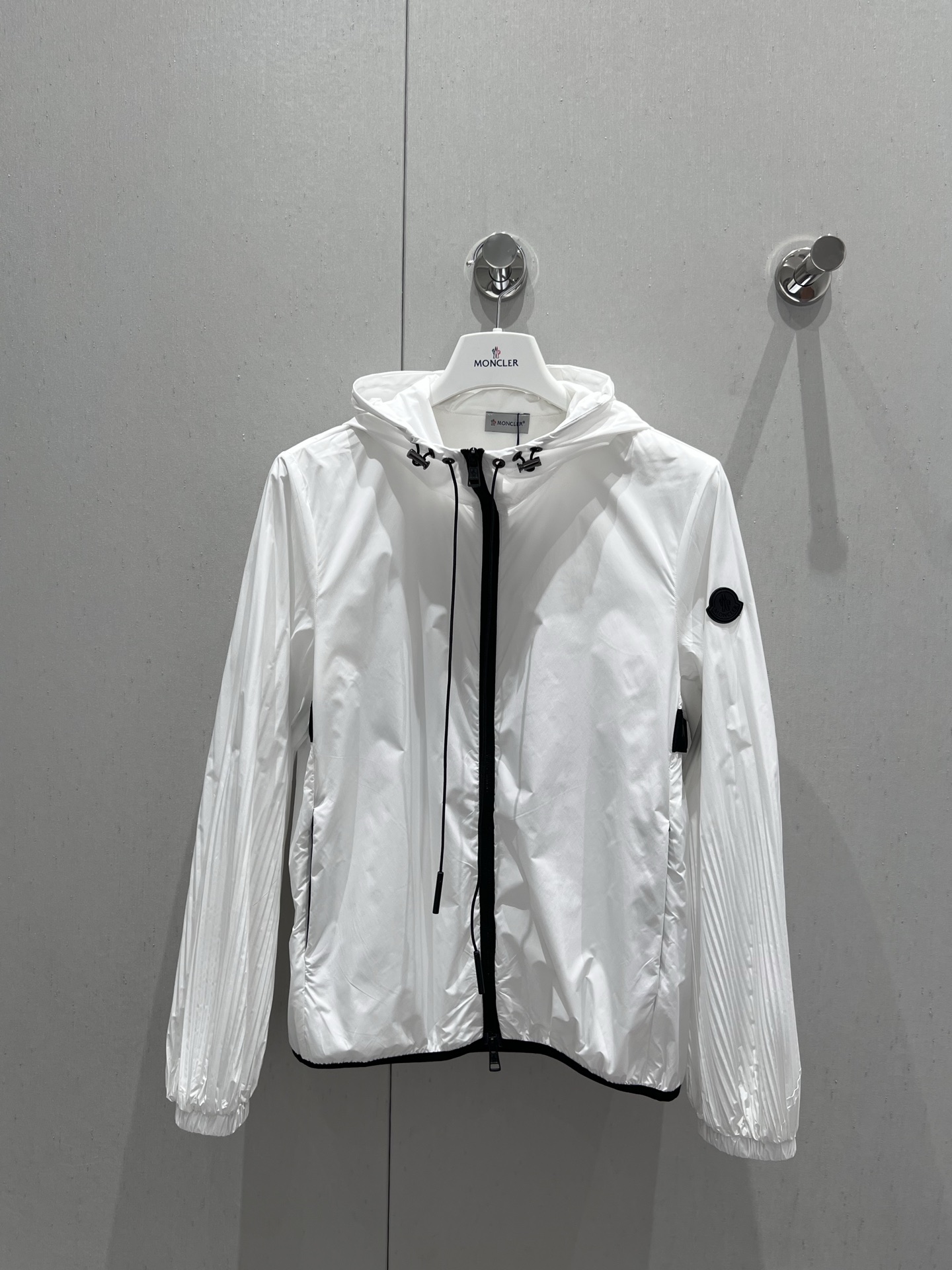 NO:332818,Support replacement Moncle* 25Ss spring and summer new Panat zipper white hooded jacket jacket | Exclusive high-end version production!  The contrasting texture is used to create a distinct effect, injecting a soft and beautiful atmosphere into the practical design. The pleated elements on the sleeves and the back add a refined style. This item is suitable for wearing on all occasions and can easily create urban life or outdoor leisure styles. The texture is light and equipped with a functional coating, soft, comfortable and breathable, and it will not be stuffy at all, and the texture is first-class!  Loose style, sexy and versatile enough. Must have sunscreen styles for daily life. It is very stylish to wear. S/M/L real-life details pictures on sale in stock, jackets & coats, jackets & coats, hats, alexander wang19860909支持换款 Moncle* 25Ss春夏新款 Panat拉链白色连帽夹克外套丨独家高版本出品！采用对比纹理形成鲜明效果,为实用设计注入柔美气息.衣袖和背面的褶裥元素增添精致格调.这款单品适合各种场合穿着,可轻松打造城市生活或户外休闲造型.质地轻盈,配有功能性涂层,柔软舒适透气,完全不会闷,质感一流！宽松版型,有个性感又足够百搭 日常防晒凹造型必备 实穿很有范儿 现货发售S/M/L实拍细节图,,jackets & coats,jackets & coats,hats,alexander wang,Women's clothing