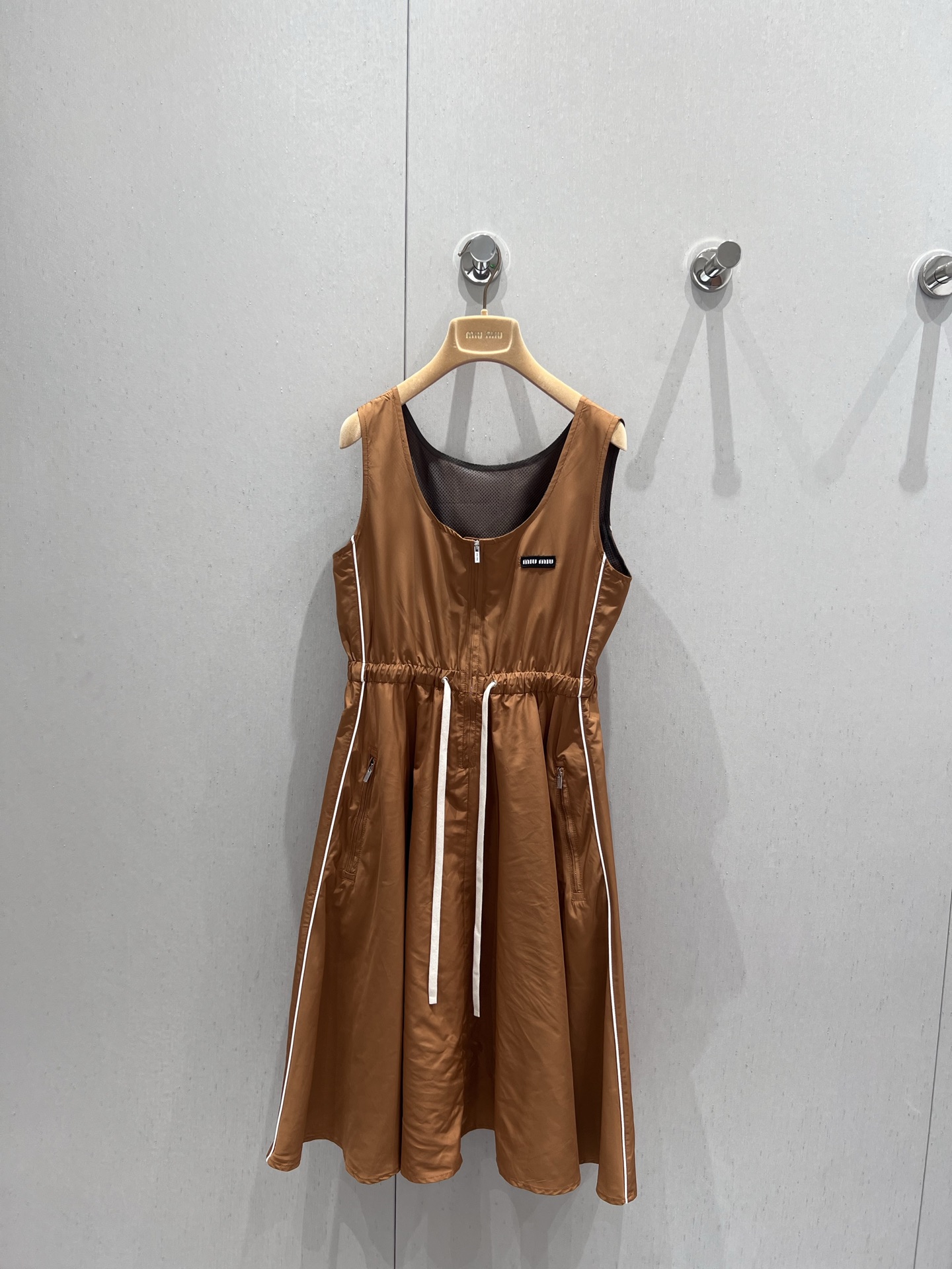 NO:332817,Support replacement Miumi* 25Ss spring and summer new logo brown sleeveless dress | Exclusive yb development!  High-end production!  Both the zipper and the logo are particularly designed, with zippered pockets on both sides, and the waist drawstring is slimming. The sleeveless style is especially suitable for summer wear. It is especially refreshing!  A must-have dress in summer. You can wear the same coat when you are cold under the air conditioner!  S/M/L real photos for sale, miumiu, skirts, jackets & coats, alexander wang19860909支持换款 Miumi* 25Ss春夏新款 徽标咖色无袖连衣裙丨独家yb开发！高版出品！拉链和徽标都特别有设计感 两侧有拉链口袋设计 腰间抽绳收腰显瘦 无袖款特别适合夏天穿 特别清爽！夏天必备连衣裙,在空调下冷可以穿上同款外套！现货发售S/M/L实拍细节图,,miumiu,skirts,jackets & coats,alexander wang,Women's clothing