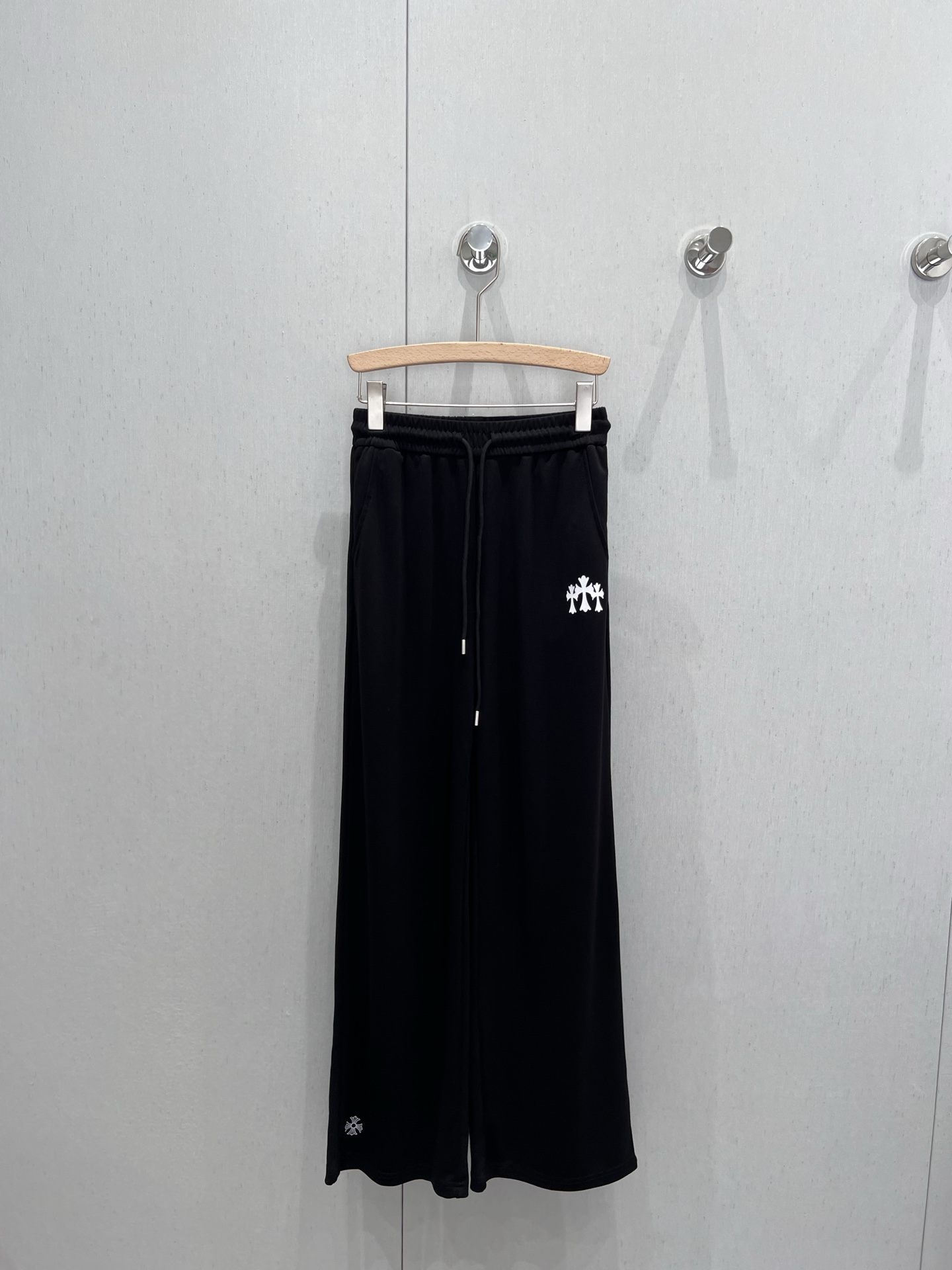 NO:333702,Support for replacement Chorme heart* 25ss Spring and Summer New Style Cross Sanskrit Printed Casual Trousers | Exclusive high-end production!  The elastic belt has a very inclusive design and a very good drooping feeling. It is 1.8 meters long legs and it feels fluttering when walking, and it looks so slim that it looks so thin that it turns into a paper piece in seconds. It is so beautiful to match it casually!  Everyday combination is OK!  Easy to grasp the lazy and casual temperament, and use light and soft fabrics to be super comfortable. The workmanship quality depends on the details!  S/M/L real photos of S/M/L, alexander wang19860909支持换款 Chorme heart* 25ss春夏新款 十字架梵文印花休闲长裤丨独家高版出品！松紧腰带的 设计包容性大 垂感非常好 穿上就是一米八大长腿即视感飘飘荡荡走路都带风太显瘦了 秒变纸片人 随意搭配美的嘞！日常无论搭配都很OK！轻轻松松拿捏慵懒随意气质 采用轻薄软糯的面料超级舒适 做工品质看细节！现货发售S/M/L实拍细节图,,alexander wang,Women's clothing