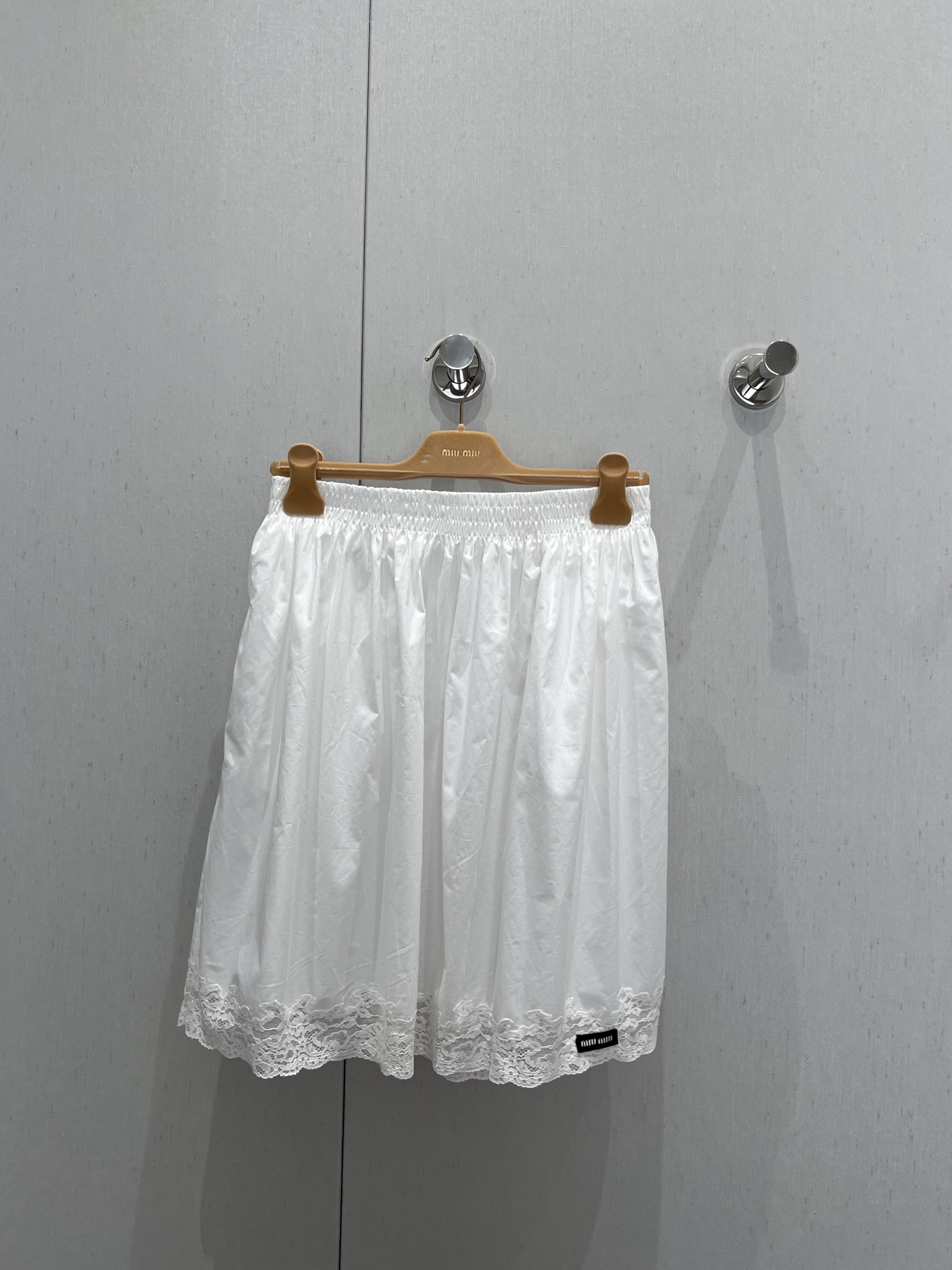 NO:333611,Support replacement MiuMi*25Ss spring and summer new French lace skirt | Exclusive yb development!  High-end production!  The hem is decorated with French lace design and French feel is full of ~ cotton and linen fabric is very comfortable and refreshing to wear!  Especially suitable for summer, the hem design is high-end and versatile, high-quality S/M/L live details pictures that can be seen in the naked eye, miumiu, skirts, alexander wang19860909支持换款 MiuMi*25Ss春夏新款 法式蕾丝花边半裙丨独家yb开发！高版出品！下摆饰有法式蕾丝花边设计法式感拉满～棉麻面料穿起来特别舒服清爽！特别适合夏天 下摆的设计又高级百搭 肉眼可见的高品质现货发售S/M/L实拍细节图,,miumiu,skirts,alexander wang,Women's clothing