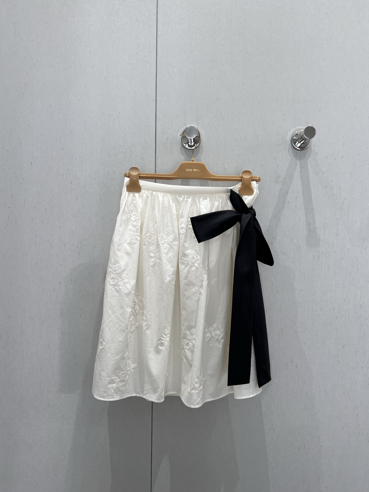 NO:333608,Supports replacement of MiuMi* 25Ss spring and summer new style embroidered cotton strap skirt丨Exclusive yb development!  High-end production!  Cotton fabric contains mulberry silk, decoration brand logo and floral pattern jacquard embroidery, contrasting black lace (can be used as bow shape), elastic elastic waist circumference, spring and summer versatile items, a set of recommended S/M/L real photos for sale in stock, miumiu, skirts, alexander wang19860909支持换款MiuMi* 25Ss春夏新款 刺绣棉布绑带半身裙丨独家yb开发！高版出品！棉质面料含有桑蚕丝,饰品牌标识和花卉图案提花刺绣,撞色黑色系带（可做蝴蝶结造型）,松紧弹力腰围,春夏百搭单品,一套推荐现货发售S/M/L实拍细节图,,miumiu,skirts,alexander wang,Women's clothing