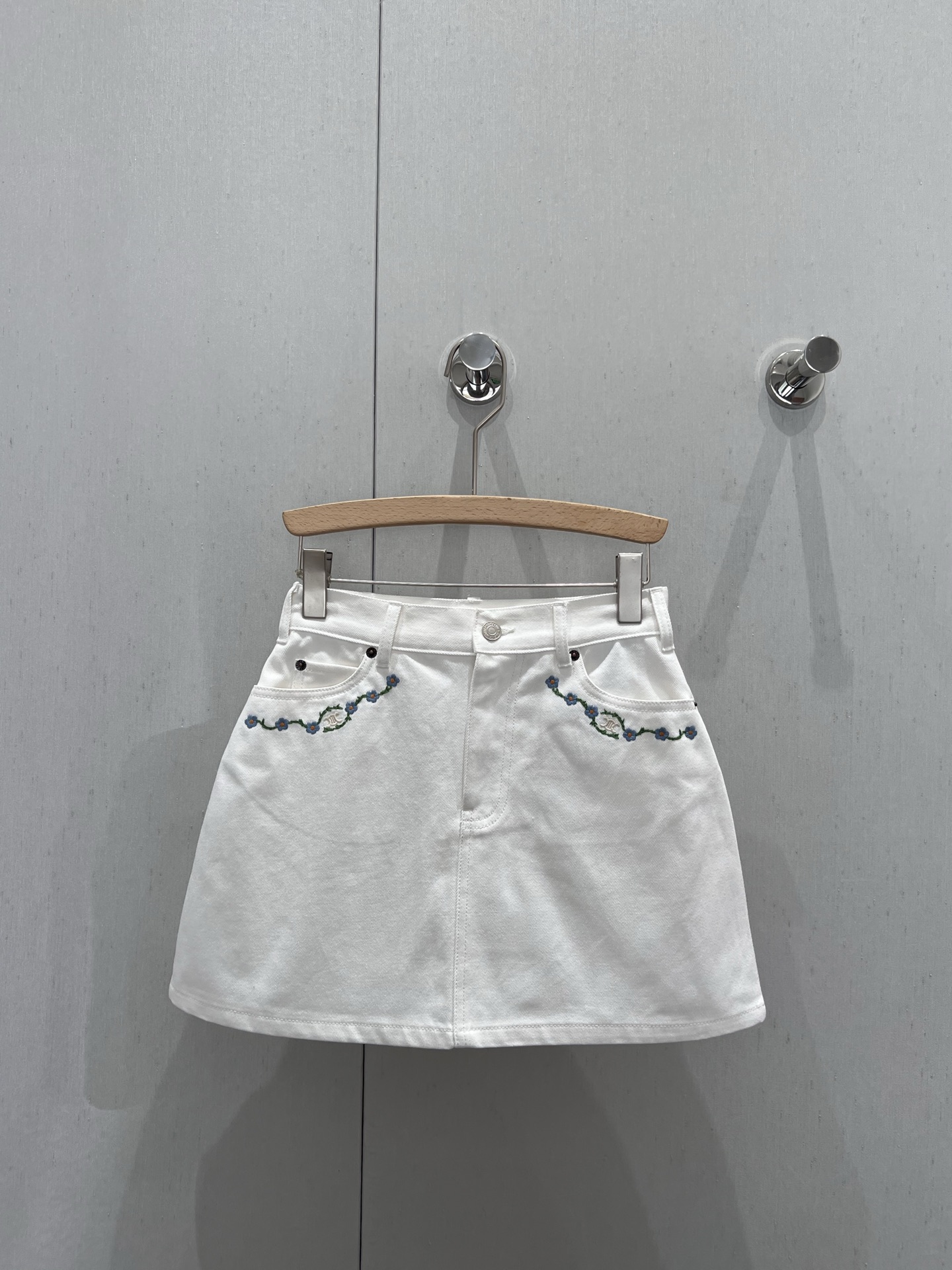 NO:332878,Support for replacement Celin* 25Ss spring and summer new style, pocket lace embroidered white denim skirt丨Exclusive yb development!  High-end production!  The latest hardware accessories this year, the medium and high waist design style is super good looking and makes your legs look long, heavy industrial enzyme washing water, French retro style, excellent upper body effect!  Workmanship quality depends on the details. S/M/L real photos of S/M/L are sold in stock, celine, skirts, alexander wang19860909支持换款 Celin* 25Ss春夏新款 口袋花边刺绣白色牛仔半裙丨独家yb开发！高版出品！今年最新五金配饰,中高腰设计版型超好看显腿长,重工酵素洗水 法式复古风格,上身效果一绝！做工品质看细节.现货发售S/M/L实拍细节图,,celine,skirts,alexander wang,Women's clothing