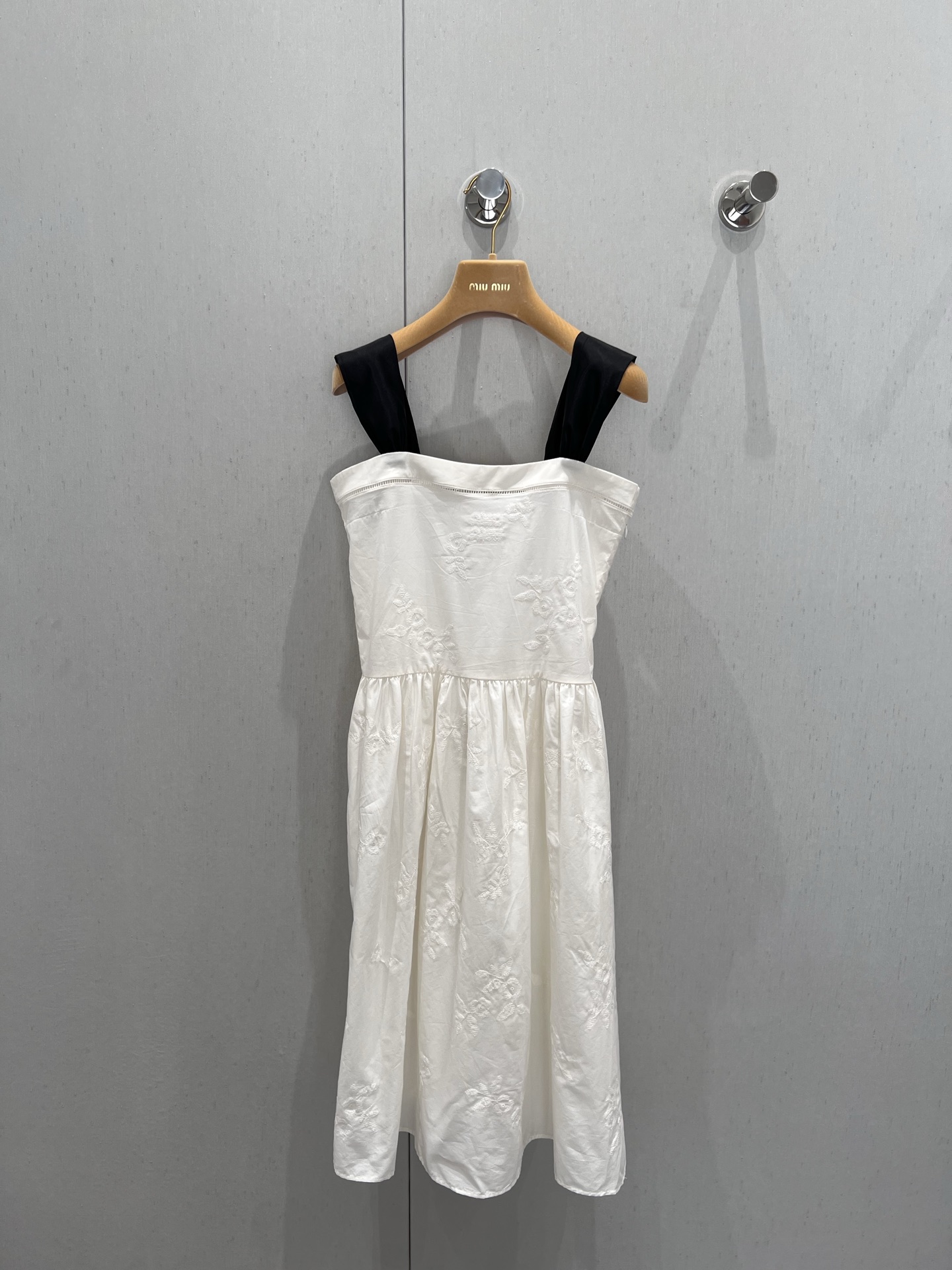 NO:333614,Support replacement Miumi* 25Ss spring and summer new style heavy industry embroidered dress | Exclusive yb development!  High-end production!  The high-quality pure cotton material is soft and comfortable, skin-friendly and breathable. It is crisp and stylish, and the skirt body is neat and smooth. The threading is adopted on the strap, which is an extremely fine handicraft, which presents a delicate and delicate effect through special needle techniques. The contrasting color wide shoulder strap design modifies the shoulder lines, increasing the stability and comfort of the wear, highlighting the sense of fashion and personality. When paired with the waist pleat, the fluffy feeling of the skirt is just right, perfectly combining elegance and playfulness!  S/M/L real photos, miumiu, skirts, alexander wang19860909支持换款 Miumi* 25Ss春夏新款 重工刺绣连衣裙丨独家yb开发！高版出品！选用高定纯棉材质,柔软舒适,亲肤透气.挺括有型,裙身线条利落流畅.抹胸处采用对丝工艺,一种极为精细的手工艺,通过特殊的针法呈现出精致细腻的效果.撞色宽肩带设计,修饰肩部线条,增加了穿着的稳定性与舒适度,凸显了时尚感与个性.搭配腰捏褶,裙摆的蓬松感恰到好处,将优雅与俏皮完美融合！现货发售S/M/L实拍细节图,,miumiu,skirts,alexander wang,Women's clothing