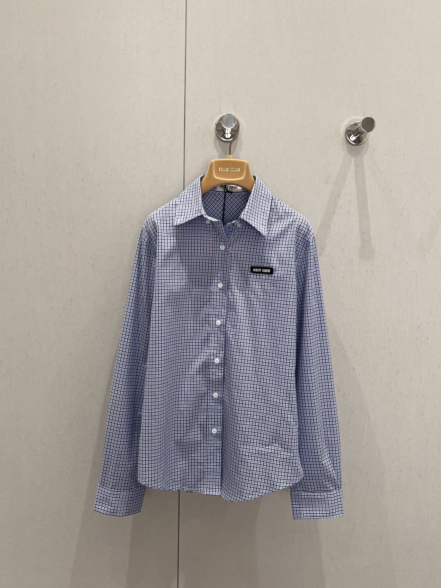 NO:333620,Support replacement Miumi* 25Ss spring and summer new logo blue plaid button shirt丨Exclusive yb development!  High-end production!  The brand logo on the black background and white characters are decorated in a low-key manner on the left chest, giving the classic silhouette and contemporary temperament. The precisely tailored lapels outline the neck lines, and the shell buttons are arranged along the placket to reflect a warm and shiny luster. The plaid warp and weft interweave present a three-dimensional texture. The contrasting tension and the warmth of cotton achieve a delicate harmony here!  S/M/L real photos, miumiu,shirts,alexander wang19860909支持换款 Miumi* 25Ss春夏新款 徽标蓝格纹纽扣衬衫丨独家yb开发！高版出品！黑底白字品牌徽标在左胸位置低调点缀,赋予经典廓形当代气质.精密剪裁的翻领勾勒颈部线条,贝壳纽扣沿门襟排列折射温润光泽.格纹的经纬交织呈现立体质感..撞色的张力与棉质的温润在此达成精妙调和！现货发售S/M/L实拍细节图,,miumiu,shirts,alexander wang,Women's clothing