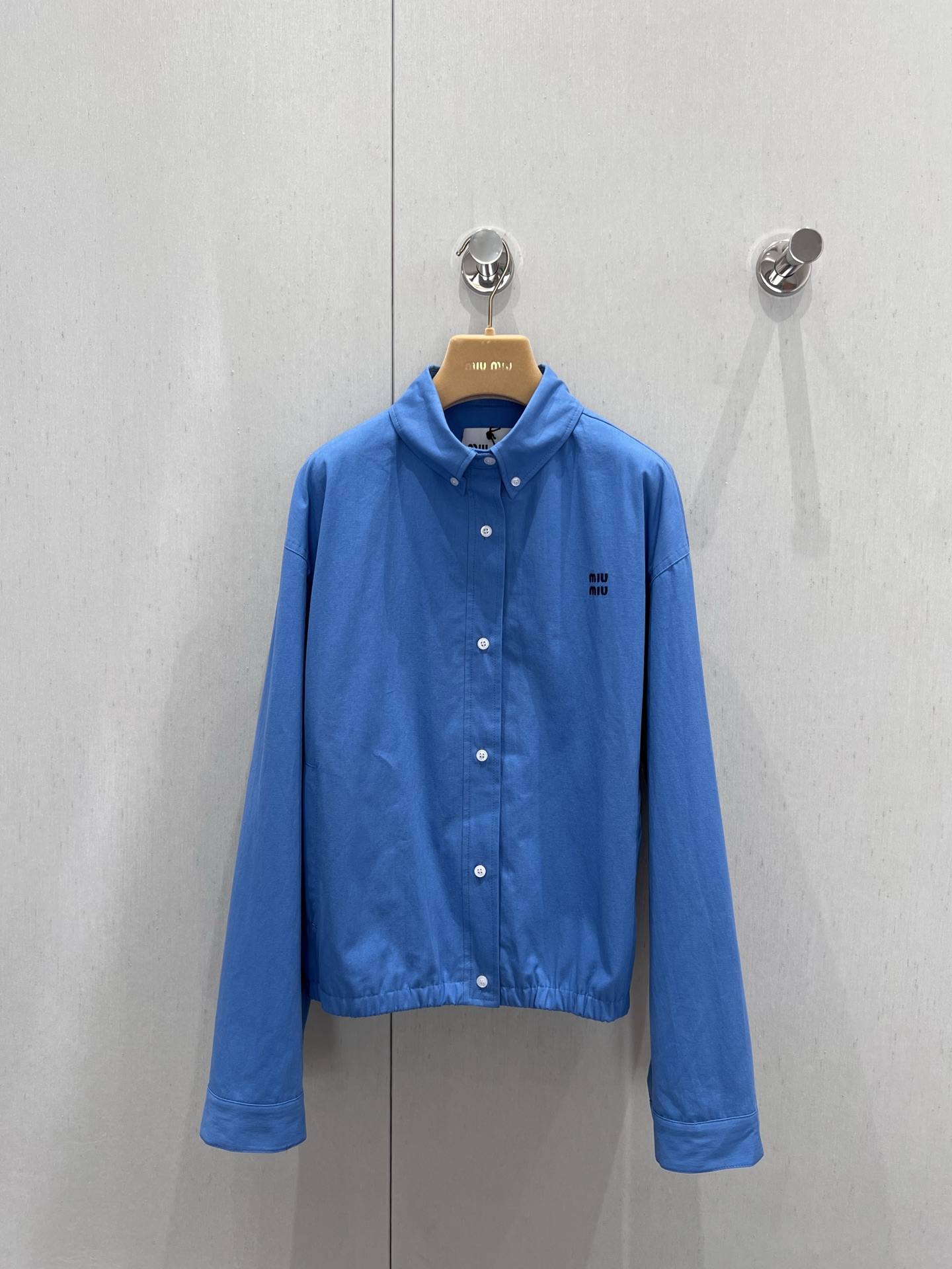 NO:332885,Support replacement Miumi* 25Ss spring and summer new style intellectual shirt jacket silhouette jacket | Exclusive yb development!  High-end production!  The double-layer fabric has three-dimensional and stylish craftsmanship, the positioning embroidered letter logo embellishes simple, atmospheric, low-key and luxurious, and the imported cotton poplin shirt fabric has a super texture. The loose and casual tailoring style is versatile and not picky about people. It is a must-have for a sweet and cool girl's wardrobe. You can see the quality of workmanship and keep it yourself!  S/M/L real photos of S/M/L are available in stock, miumiu, jackets & coats, jackets & coats,shirts,alexander wang19860909支持换款 Miumi* 25Ss春夏新款 知识分子衬衫式夹克廓形外套丨独家yb开发！高版出品！双层面布工艺立体有型,定位刺绣字母logo点缀简约大气低调奢华,进口棉府绸衬衫面料质感超赞.宽松休闲剪裁版型百搭不挑人,甜酷风时髦少女衣橱必备.做工品质自己看.强烈自留款！现货发售S/M/L实拍细节图,,miumiu,jackets & coats,jackets & coats,shirts,alexander wang,Women's clothing