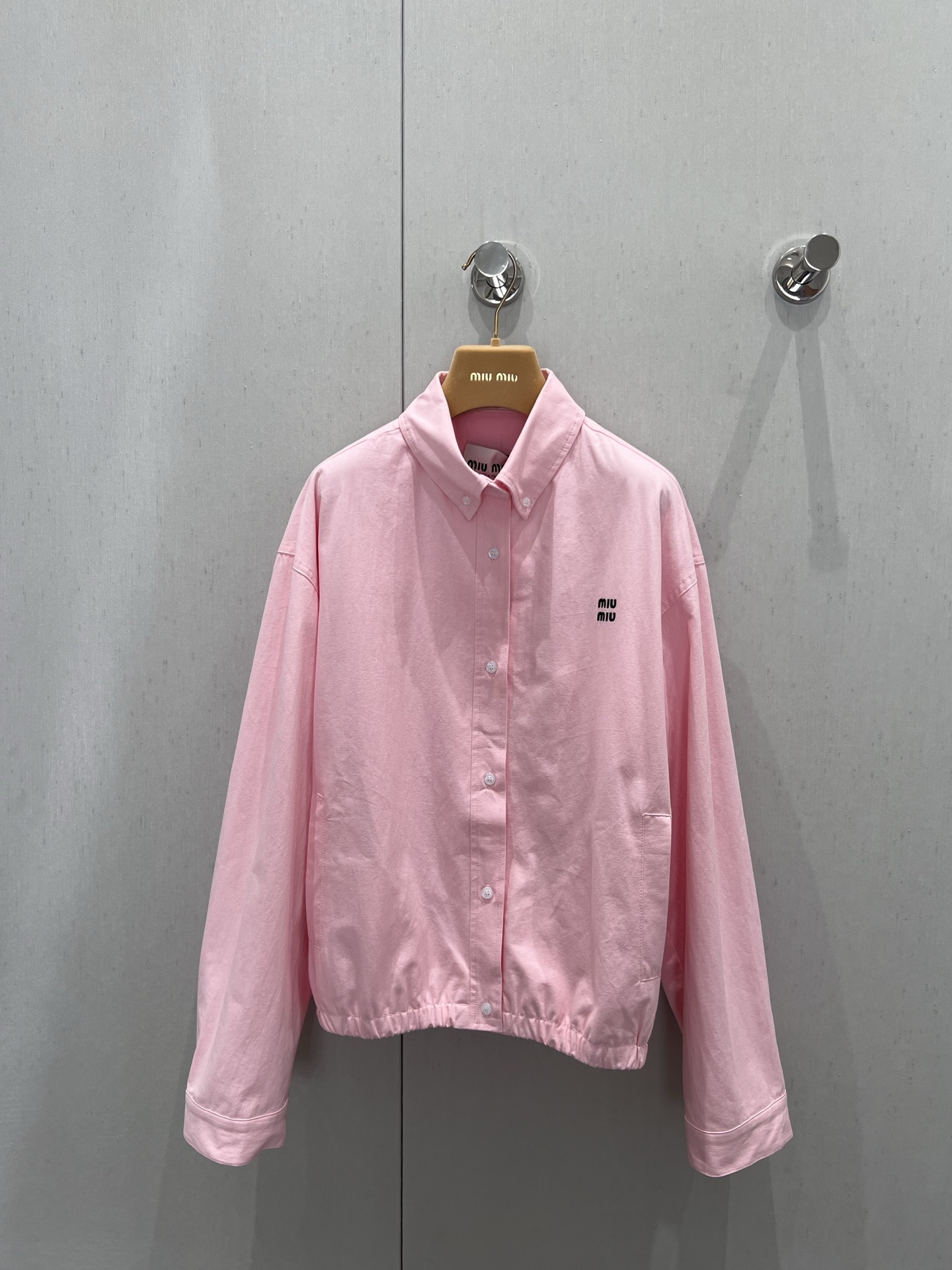 NO:332880,Support replacement Miumi* 25Ss spring and summer new style intellectual shirt jacket silhouette jacket | Exclusive yb development!  High-end production!  The double-layer fabric has three-dimensional and stylish craftsmanship, the positioning embroidered letter logo embellishes simple, atmospheric, low-key and luxurious, and the imported cotton poplin shirt fabric has a super texture. The loose and casual tailoring style is versatile and not picky about people. It is a must-have for a sweet and cool girl's wardrobe. You can see the quality of workmanship and keep it yourself!  S/M/L real photos of S/M/L are available in stock, miumiu, jackets & coats, jackets & coats,shirts,alexander wang19860909支持换款 Miumi* 25Ss春夏新款 知识分子衬衫式夹克廓形外套丨独家yb开发！高版出品！双层面布工艺立体有型,定位刺绣字母logo点缀简约大气低调奢华,进口棉府绸衬衫面料质感超赞.宽松休闲剪裁版型百搭不挑人,甜酷风时髦少女衣橱必备.做工品质自己看.强烈自留款！现货发售S/M/L实拍细节图,,miumiu,jackets & coats,jackets & coats,shirts,alexander wang,Women's clothing