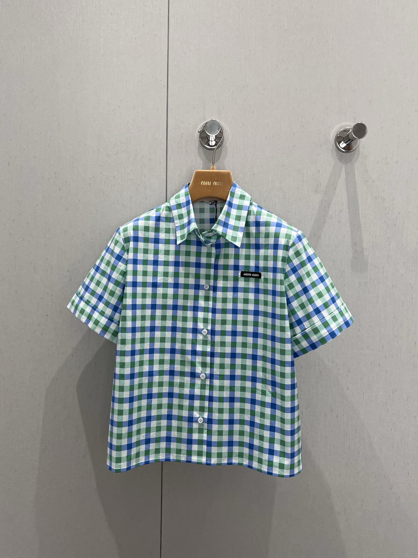 NO:333625,Support replacement Miumi* 25Ss spring and summer new style logo color-blocking checked short-sleeved shirt丨Exclusive yb development!  High-end production!  The fresh and sweet plaid color combination and the short front shoulder style are full of vitality!  The plaid printing design is decorated with classic logo letters on the chest. The overall color is sweet and generous. The slightly wide-shouldered and versatile style is not picky!  Workmanship quality depends on the details. S/M/L real photos of S/M/L are sold in stock, miumiu,shirts, T-shirt, alexander wang19860909支持换款 Miumi* 25Ss春夏新款 徽标拼色格纹短袖衬衫丨独家yb开发！高版出品！清新甜美的格纹配色搭配正肩短款版型,元气感满满！对版格纹印花设计,胸前经典徽标字母点缀,整体甜美大方,正肩微阔版型百搭不挑人！做工品质看细节.现货发售S/M/L实拍细节图,,miumiu,shirts,T-shirt,alexander wang,Women's clothing