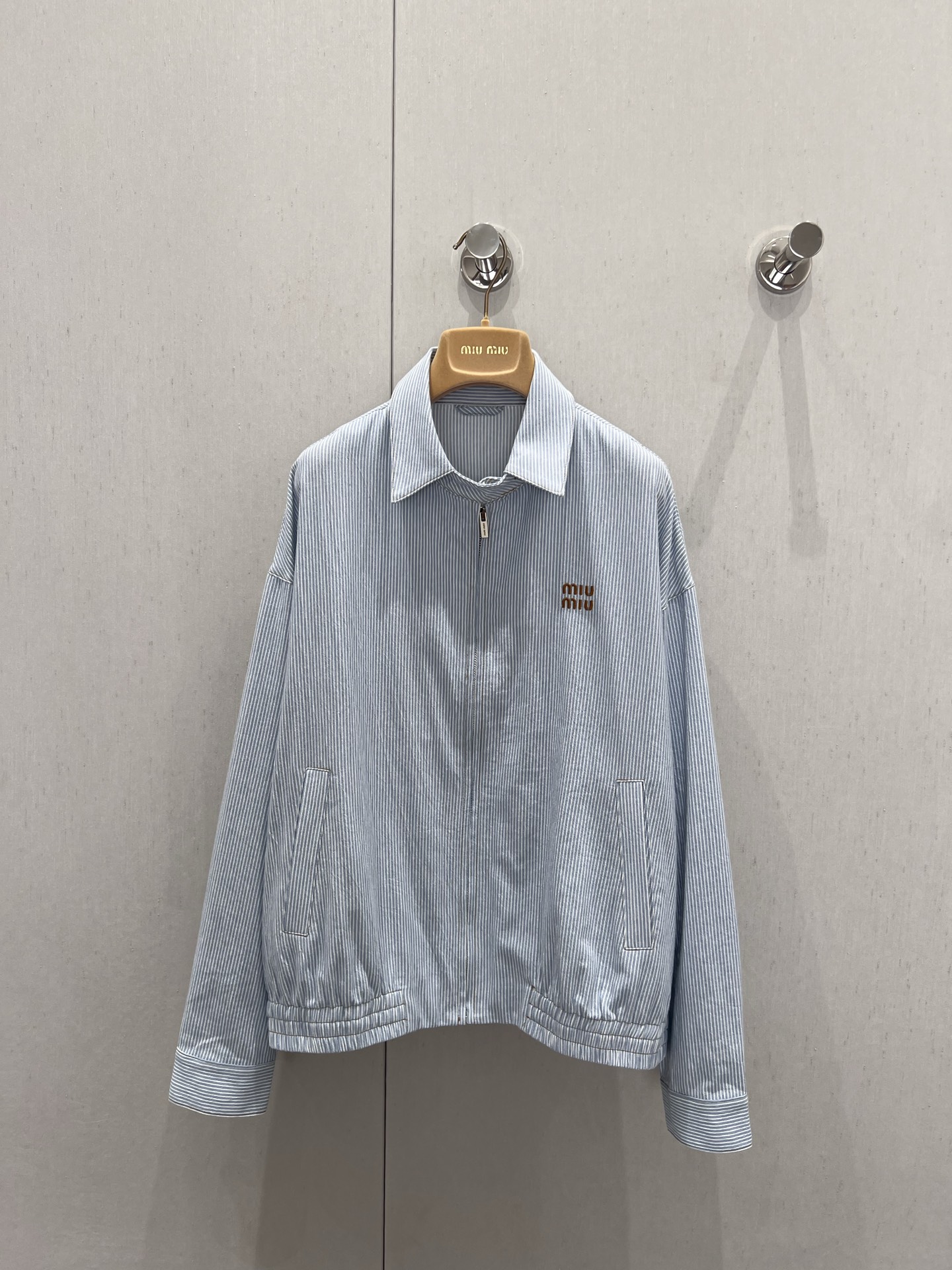 NO:333641,Support replacement Miumi* 25Ss spring and summer new style light-colored wash striped denim jacket Original development High-end production!  The water washing process is absolutely amazing!  The brown embroidered letter logo is low-key and luxurious, the original customized colored woven stripes imported washing cowboy has a soft and delicate texture. The loose version makes the upper body look slim!  It is sweet and salty, and has a girlish style that reduces age. It is versatile and not picky!  Workmanship quality depends on details. Spot SML real-life details pictures, miumiu, jackets & coats, alexander wang19860909支持换款 Miumi* 25Ss春夏新款 浅色水洗条纹牛仔外套 原版开发 高版出品！洗水工艺绝绝子！棕色刺绣字母logo低调奢华,原版定制色织条纹进口洗水牛仔柔软细腻质感超赞.宽松版型上身巨显瘦！可甜可盐气质减龄少女风百搭不挑人！做工品质看细节.现货 SML实拍细节图,,miumiu,jackets & coats,alexander wang,Women's clothing