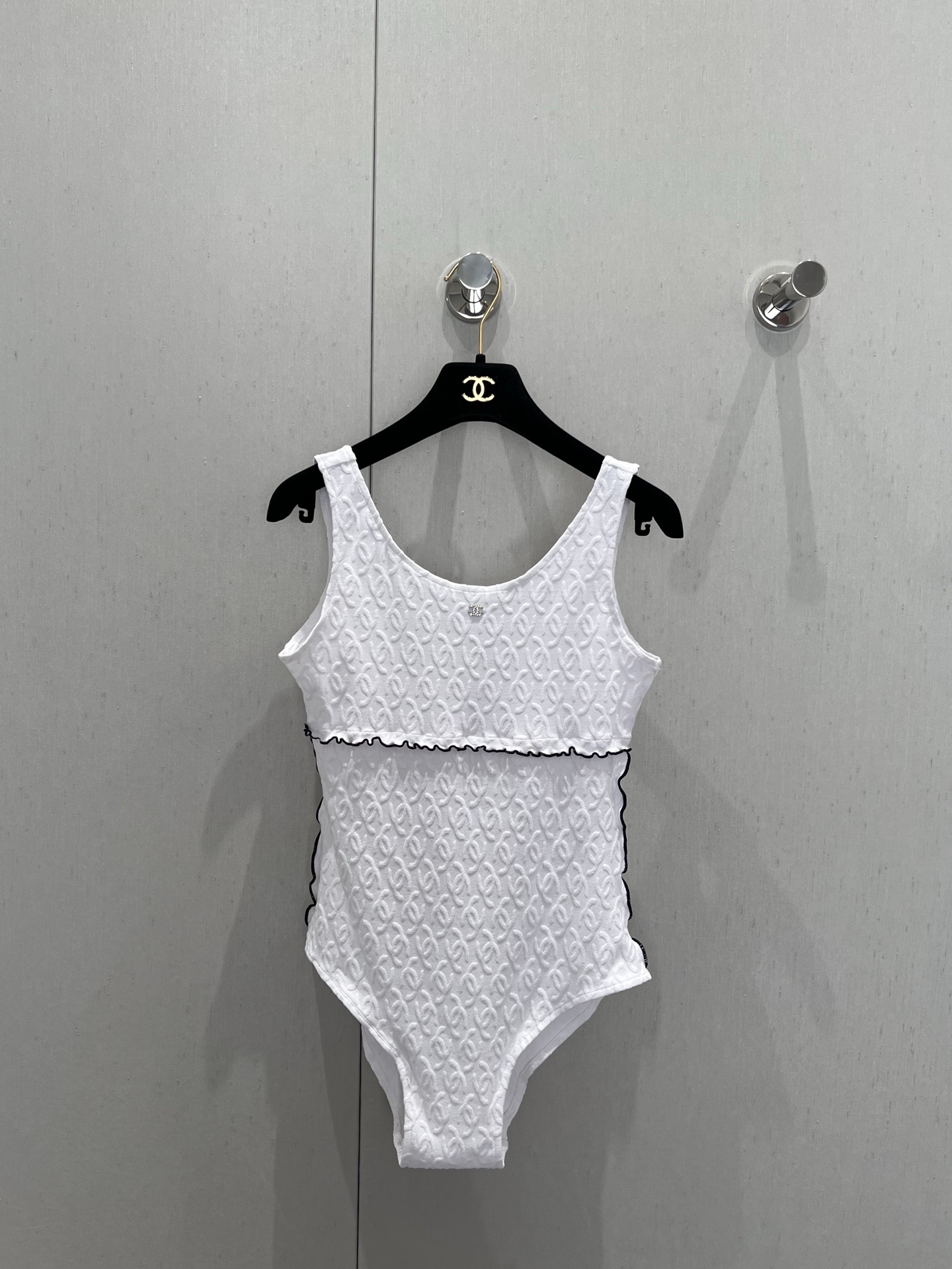 NO:333636,Support for replacement Chane* 25Ss spring and summer new style, dark pattern jacquard classic swimsuit style jumpsuit | Exclusive yb development!  High-end production!  Jacquard process, presenting three-dimensional concave and convex double C texture, soft and comfortable, round neck swimsuit cut, black and white contrasting colors outline the lace contour of the fungus on the lower waist side of the chest, adding exquisite tone, three-dimensional concave and convex texture, matched with elastic characteristics, make the body look slimmer, the chest is decorated with double C logo rhinestones, displaying the brand's tone quality workmanship, see details. S/M/L real shot details, chanel, swimsuits, alexander wang19860909支持换款 Chane* 25Ss春夏新款 暗纹提花经典泳衣式连体衣丨独家yb开发！高版出品！提花工艺处理 呈现立体凹凸双C肌理 柔软舒适 圆领泳衣裁剪 黑白撞色勾勒胸下腰侧的木耳花边轮廓线 增添精致调性 通体立体双C凹凸肌理 搭配弹性十足的特性 贴合身型更显瘦 胸前饰以双C徽标水钻装饰 展示品牌调性做工品质看细节.现货发售S/M/L实拍细节图,,chanel,swimsuits,alexander wang,Women's clothing