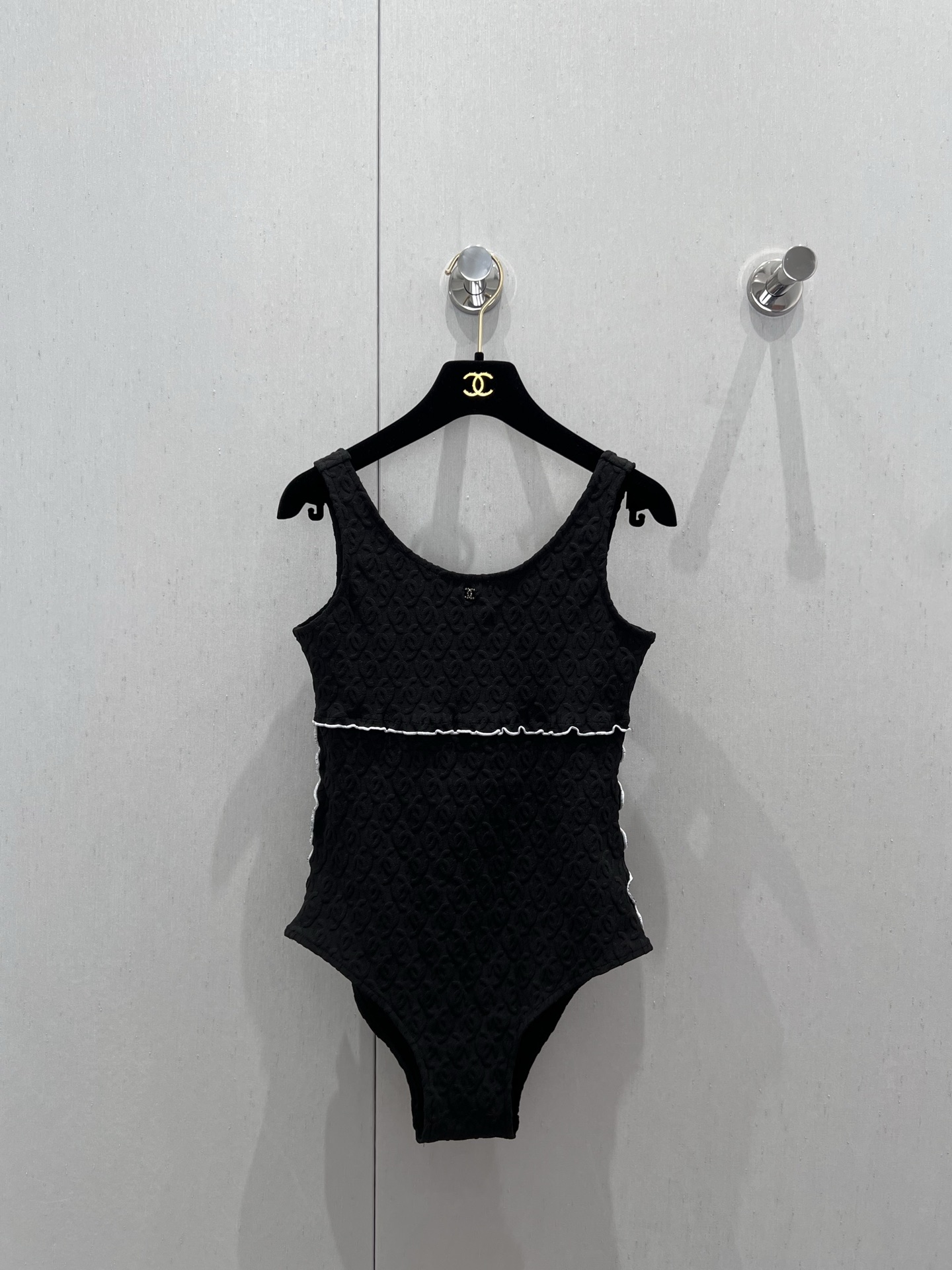 NO:333639,Support for replacement Chane* 25Ss spring and summer new style, dark pattern jacquard classic swimsuit style jumpsuit | Exclusive yb development!  High-end production!  Jacquard process, presenting three-dimensional concave and convex double C texture, soft and comfortable, round neck swimsuit cut, black and white contrasting colors outline the lace contour of the fungus on the lower waist side of the chest, adding exquisite tone, three-dimensional concave and convex texture, matched with elastic characteristics, make the body look slimmer, the chest is decorated with double C logo rhinestones, displaying the brand's tone quality workmanship, see details. S/M/L real shot details, chanel, swimsuits, alexander wang19860909支持换款 Chane* 25Ss春夏新款 暗纹提花经典泳衣式连体衣丨独家yb开发！高版出品！提花工艺处理 呈现立体凹凸双C肌理 柔软舒适 圆领泳衣裁剪 黑白撞色勾勒胸下腰侧的木耳花边轮廓线 增添精致调性 通体立体双C凹凸肌理 搭配弹性十足的特性 贴合身型更显瘦 胸前饰以双C徽标水钻装饰 展示品牌调性做工品质看细节.现货发售S/M/L实拍细节图,,chanel,swimsuits,alexander wang,Women's clothing