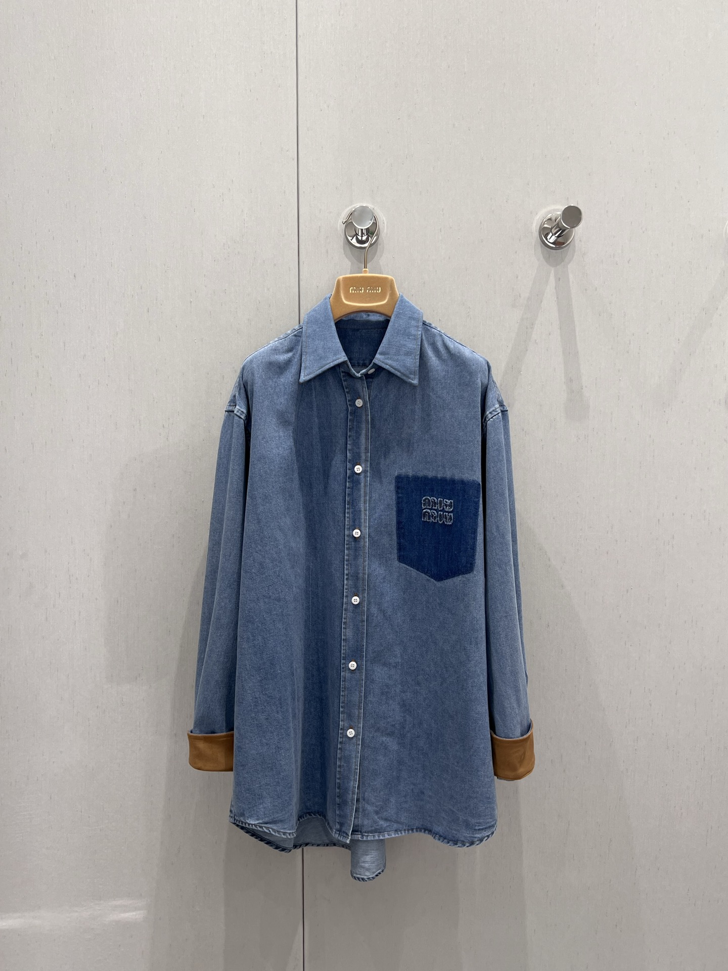 NO:333621,Support replacement Miumi* 25Ss spring and summer new style, old and fashionable style, blue denim shirt jacket | Exclusive high-end production!  The same bag-release design with letter embroidery. Retro style Danny denim, the temperament small lapel loose fit is amazing!  Imported pure cotton denim enzyme washing fabric has a delicate and soft texture. It is sweet and salty and has a versatile style that is not picky about people and makes people look slim!  Details of workmanship quality, real photos of S/M/L on sale in stock, miumiu, jackets & coats,shirts,alexander wang19860909支持换款 Miumi* 25Ss春夏新款 做旧时髦风洗水蓝牛仔衬衫外套丨独家高版出品！男女同款拆袋设计字母刺绣.复古风丹尼牛仔,气质小翻领宽松版型上身绝绝子！进口纯棉牛仔酵素洗水面料细腻柔软质感超赞.可甜可盐版型百搭不挑人巨显瘦！做工品质看细节 现货发售S/M/L实拍细节图,,miumiu,jackets & coats,shirts,alexander wang,Women's clothing