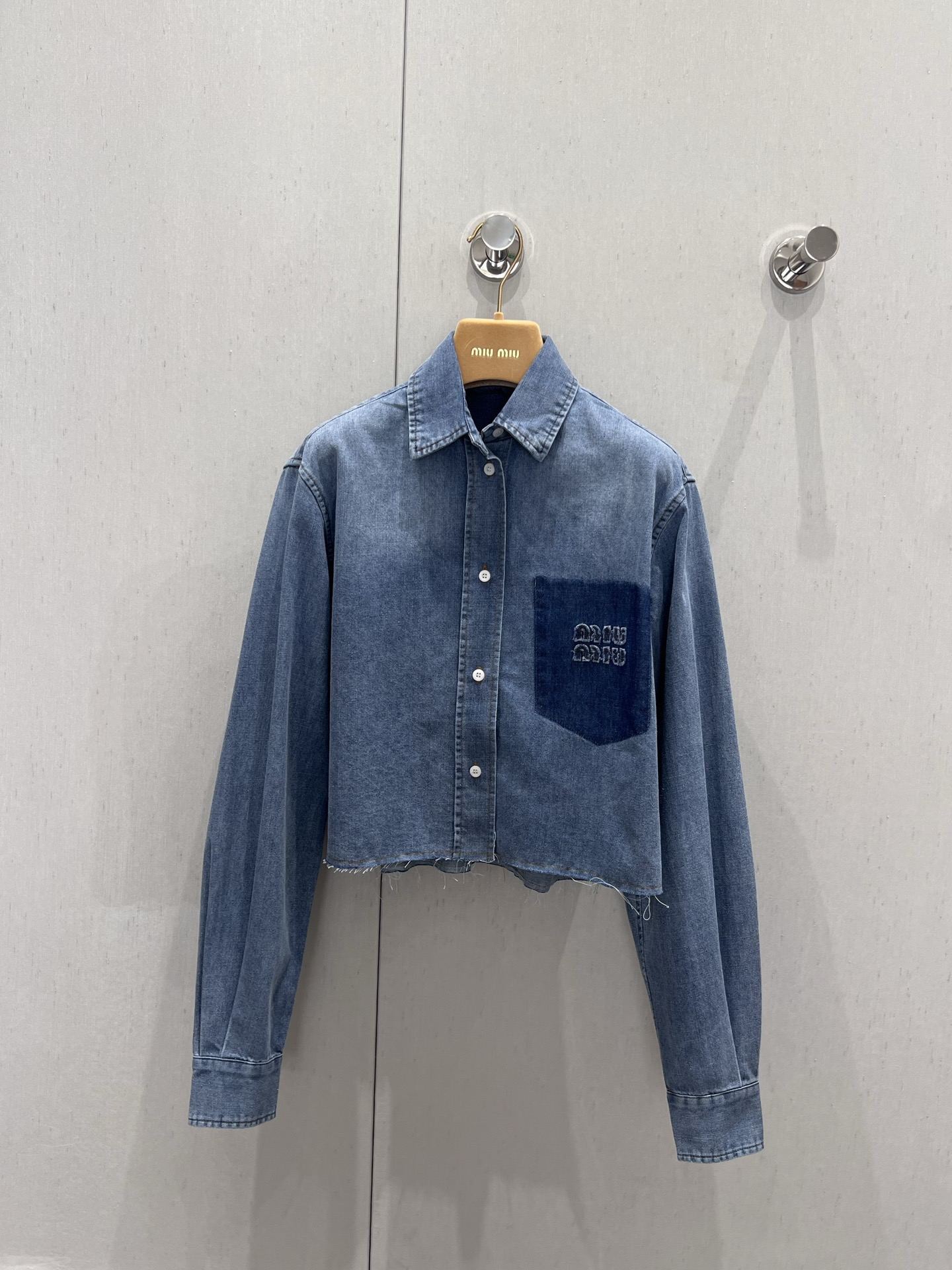 NO:333626,Support changing shirts Miumi*25Ss spring and summer new style, old and fashionable style, blue denim shirt and pants | Exclusive yb development!  High-end production!  Bag-release design letter embroidery. Retro style Danny denim, temperament small lapel loose fit, outstanding upper body!  Imported pure cotton denim enzyme washing fabric has a delicate and soft texture. It is sweet and salty and has a versatile style that is not picky about people and makes people look slim!  Details of workmanship quality, real-life details of S/M/L on sale, miumiu,shirts,alexander wang19860909支持换款衬衫 Miumi*25Ss春夏新款 做旧时髦风洗水蓝牛仔衬衫裤子丨独家yb开发！高版出品！拆袋设计字母刺绣.复古风丹尼牛仔,气质小翻领宽松版型上身绝绝子！进口纯棉牛仔酵素洗水面料细腻柔软质感超赞.可甜可盐版型百搭不挑人巨显瘦！做工品质看细节 现货发售S/M/L实拍细节图,,miumiu,shirts,alexander wang,Women's clothing