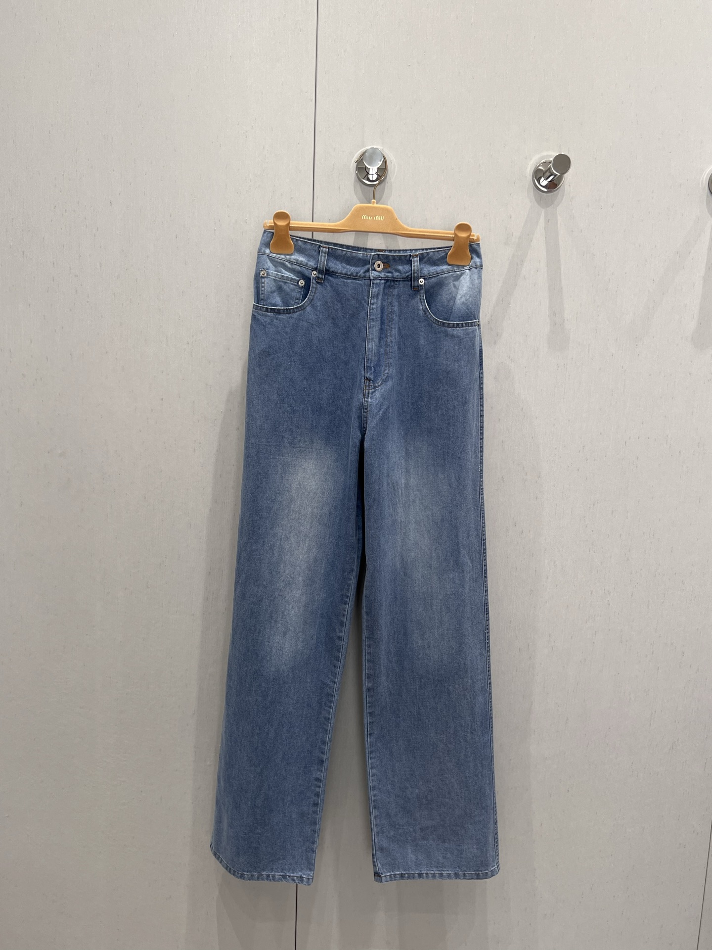 NO:333629,Support replacement trousers Miumi*25Ss spring and summer new style, old and fashionable style, blue denim shirt and pants | Exclusive yb development!  High-end production!  Bag-release design letter embroidery. Retro style Danny denim, temperament small lapel loose fit, outstanding upper body!  Imported pure cotton denim enzyme washing fabric has a delicate and soft texture. It is sweet and salty and has a versatile style that is not picky about people and makes people look slim!  Details of workmanship quality, real-life details of S/M/L on sale, miumiu,shirts,alexander wang19860909支持换款 长裤 Miumi*25Ss春夏新款 做旧时髦风洗水蓝牛仔衬衫裤子丨独家yb开发！高版出品！拆袋设计字母刺绣.复古风丹尼牛仔,气质小翻领宽松版型上身绝绝子！进口纯棉牛仔酵素洗水面料细腻柔软质感超赞.可甜可盐版型百搭不挑人巨显瘦！做工品质看细节 现货发售S/M/L实拍细节图,,miumiu,shirts,alexander wang,Women's clothing